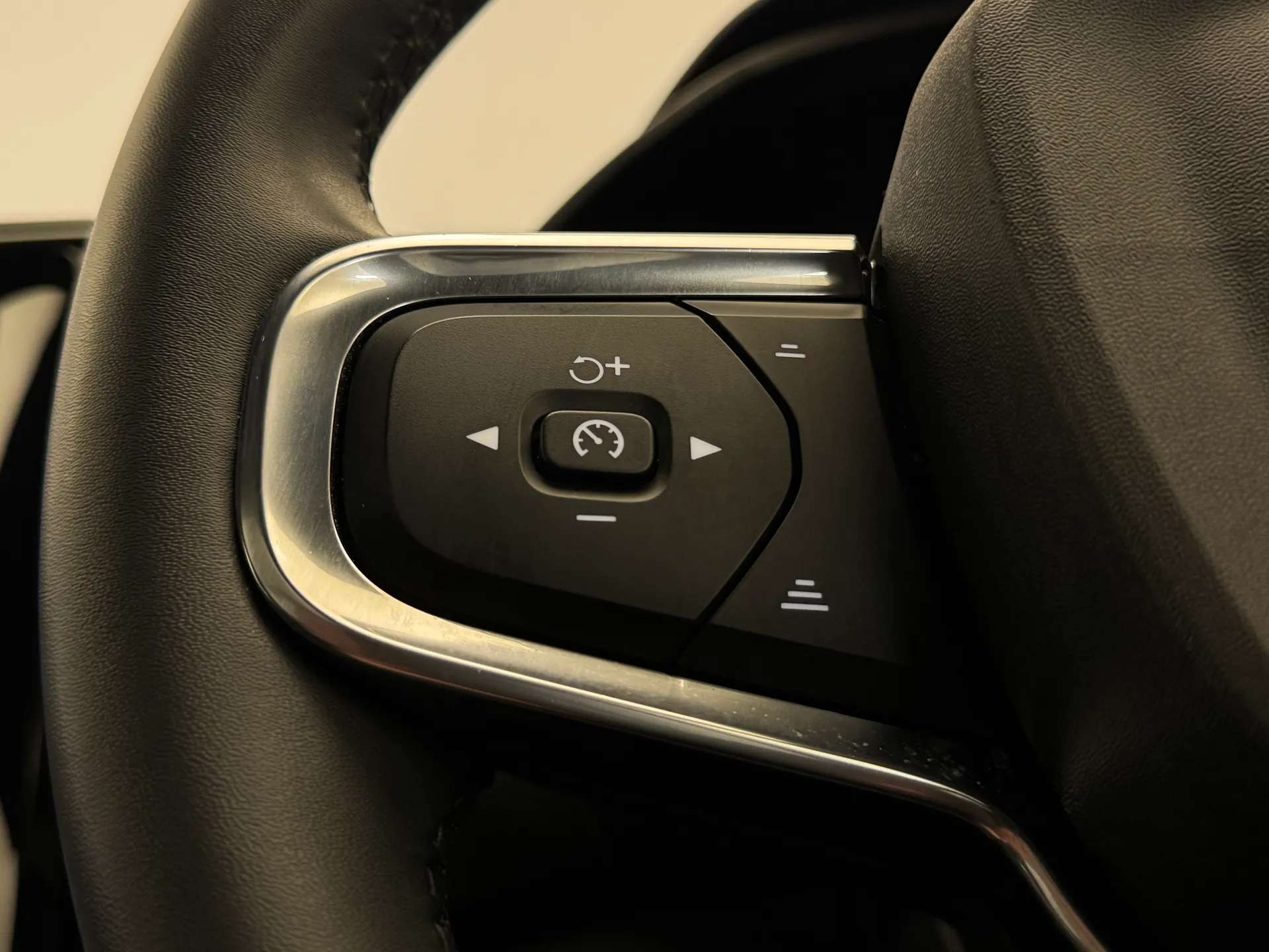 2024 VOLVO XC40 2024 VOLVO XC40