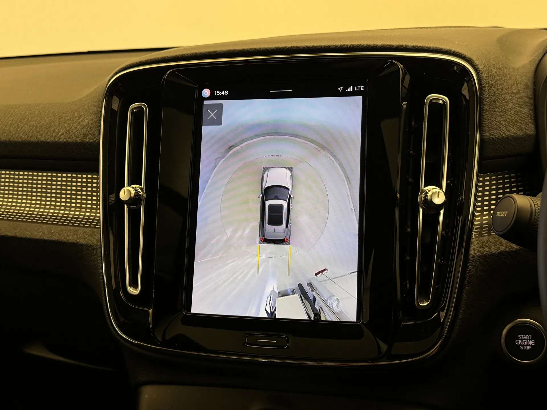 2024 VOLVO XC40 2024 VOLVO XC40