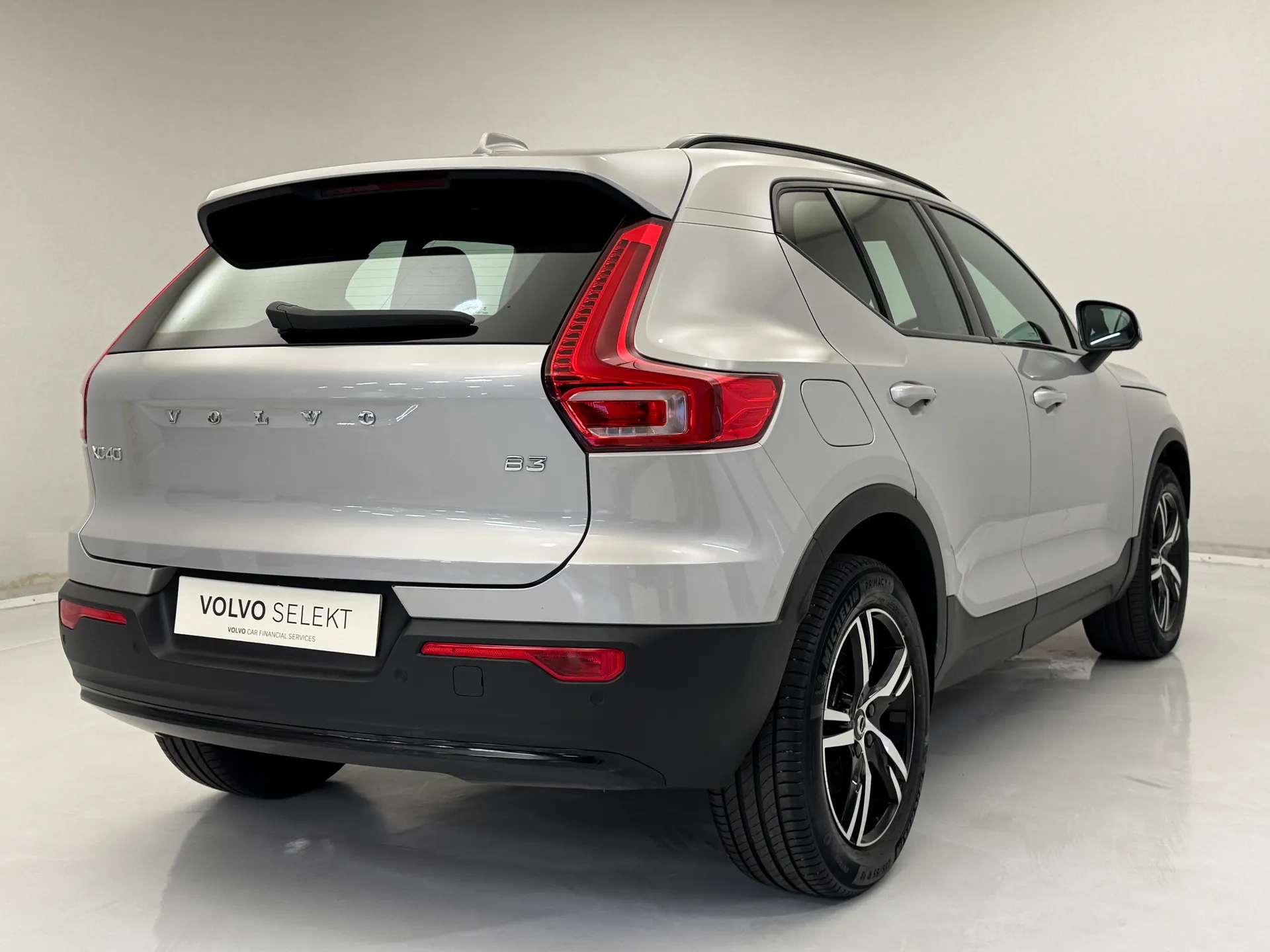 2023 VOLVO XC40 2023 VOLVO XC40