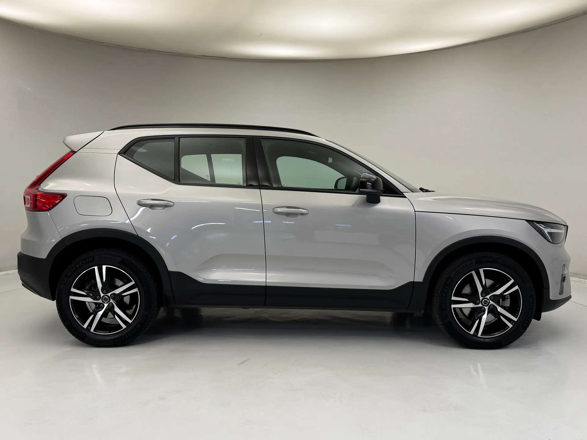 A 2023 VOLVO XC40 2.0 B3P Plus Dark 5dr Auto A 2023 VOLVO XC40 2.0 B3P Plus Dark 5dr Auto