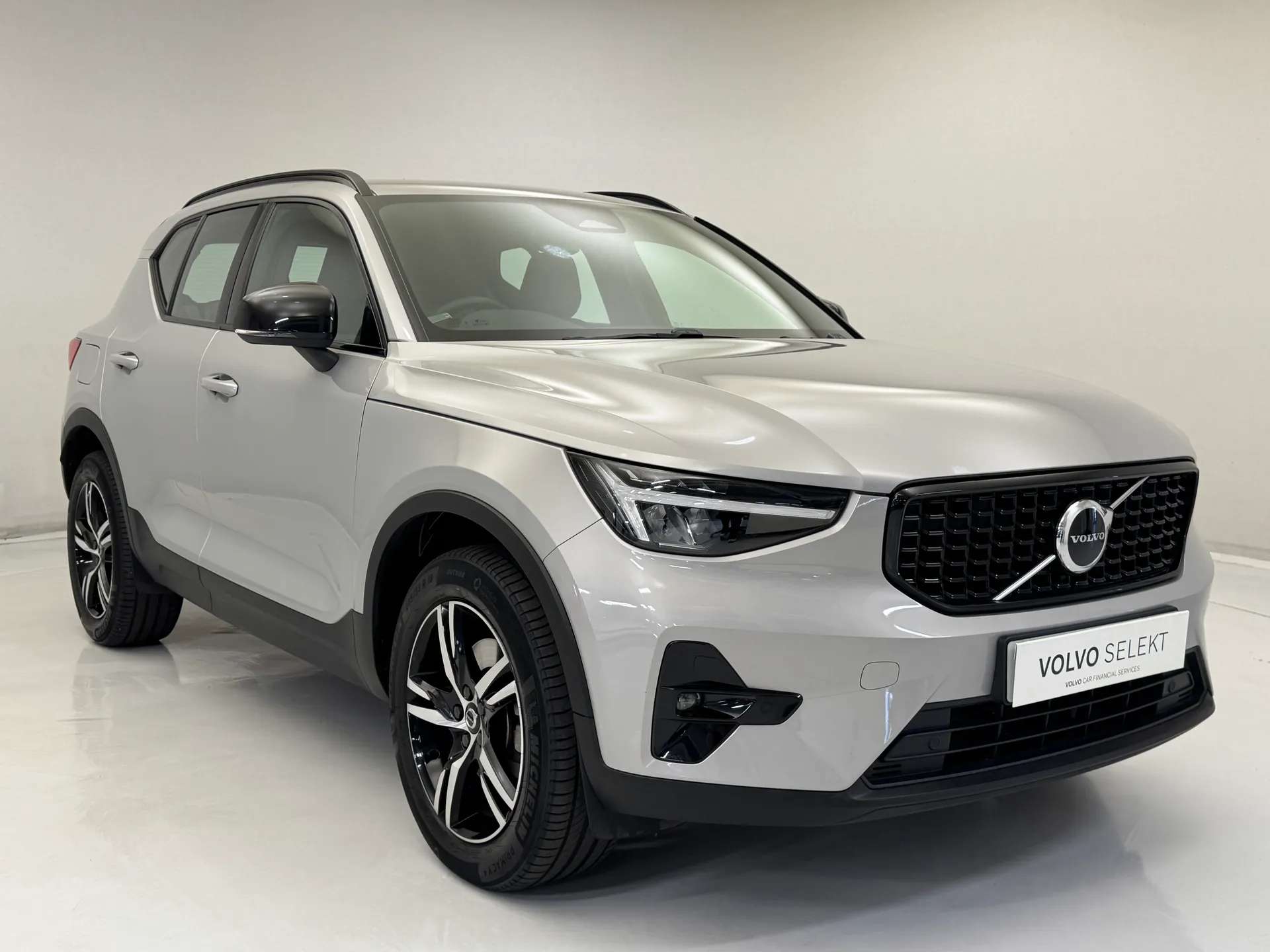 A 2023 VOLVO XC40 2.0 B3P Plus Dark 5dr Auto A 2023 VOLVO XC40 2.0 B3P Plus Dark 5dr Auto