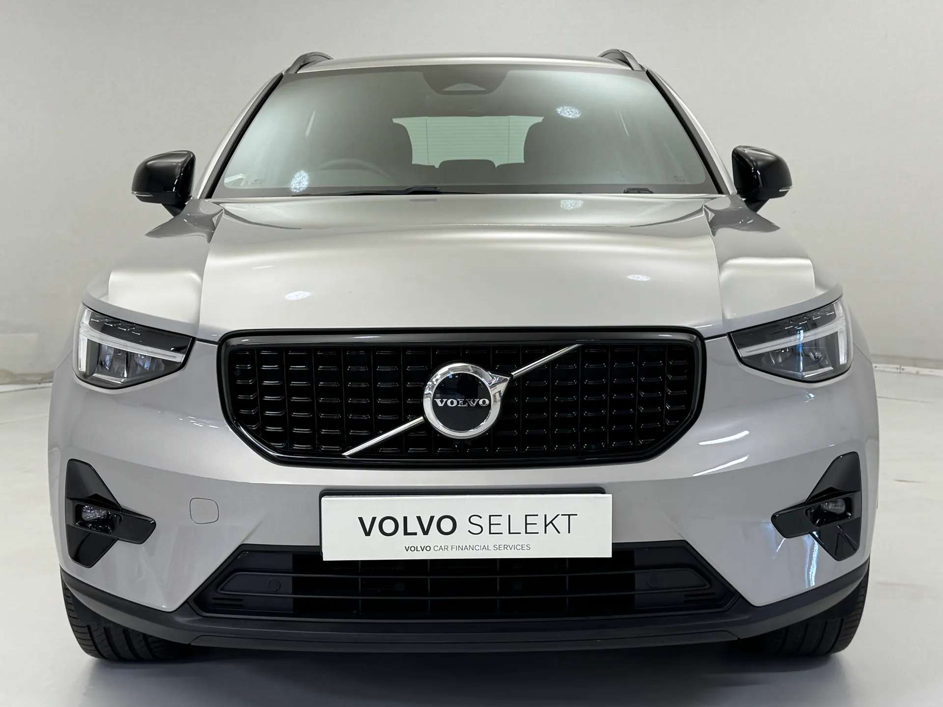 A 2023 VOLVO XC40 2.0 B3P Plus Dark 5dr Auto A 2023 VOLVO XC40 2.0 B3P Plus Dark 5dr Auto