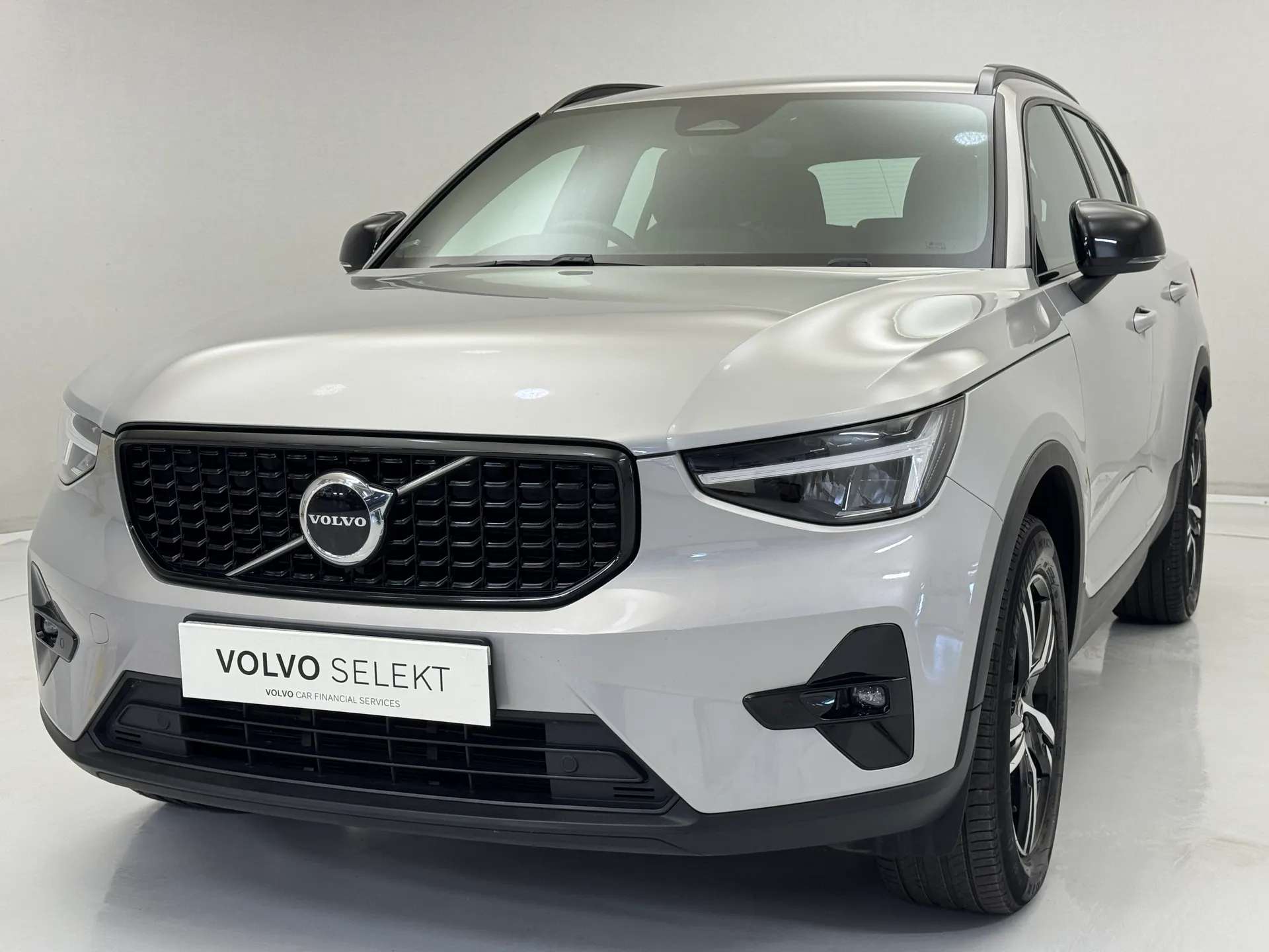 2023 VOLVO XC40 2023 VOLVO XC40