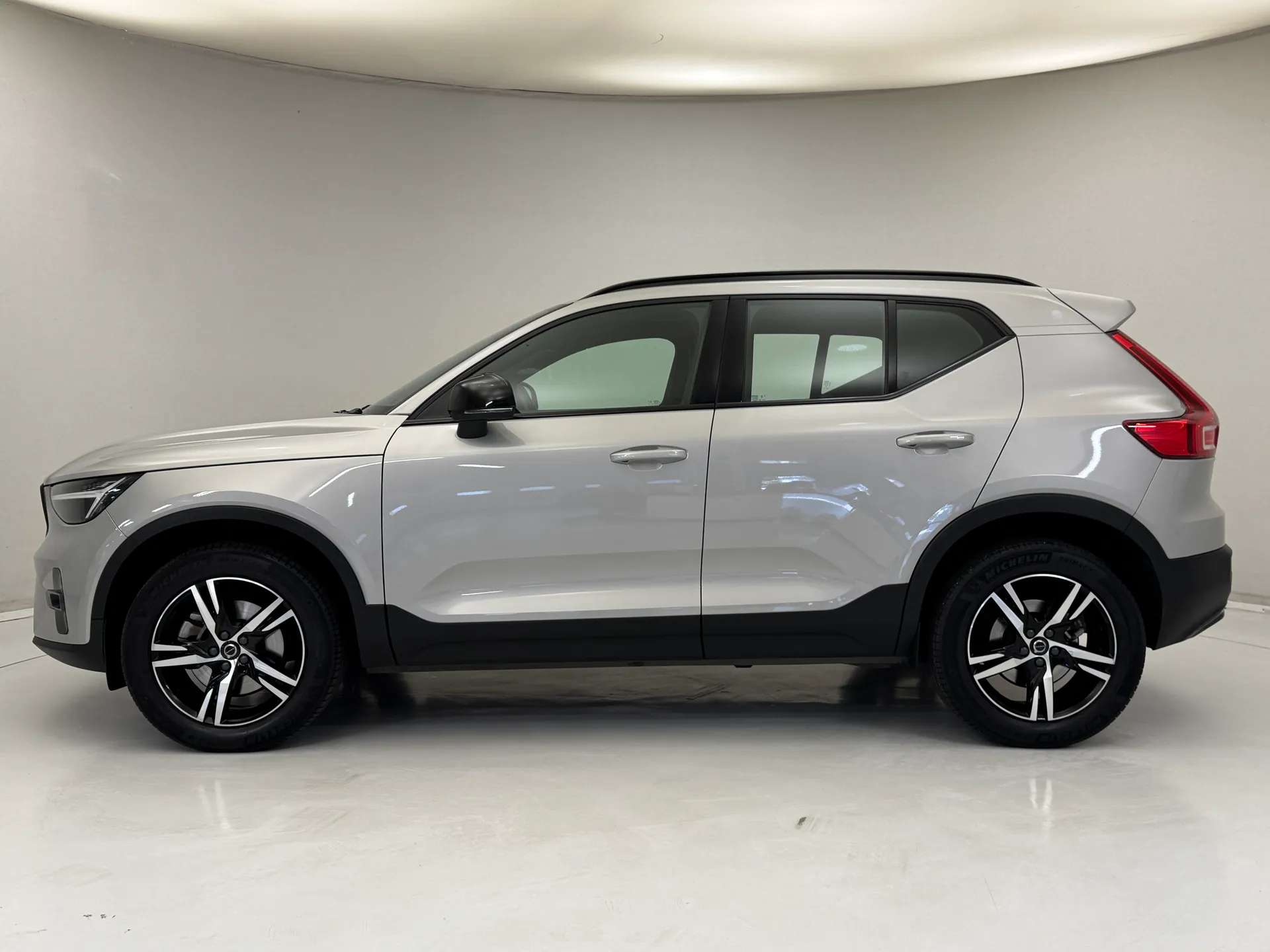 A 2023 VOLVO XC40 2.0 B3P Plus Dark 5dr Auto A 2023 VOLVO XC40 2.0 B3P Plus Dark 5dr Auto