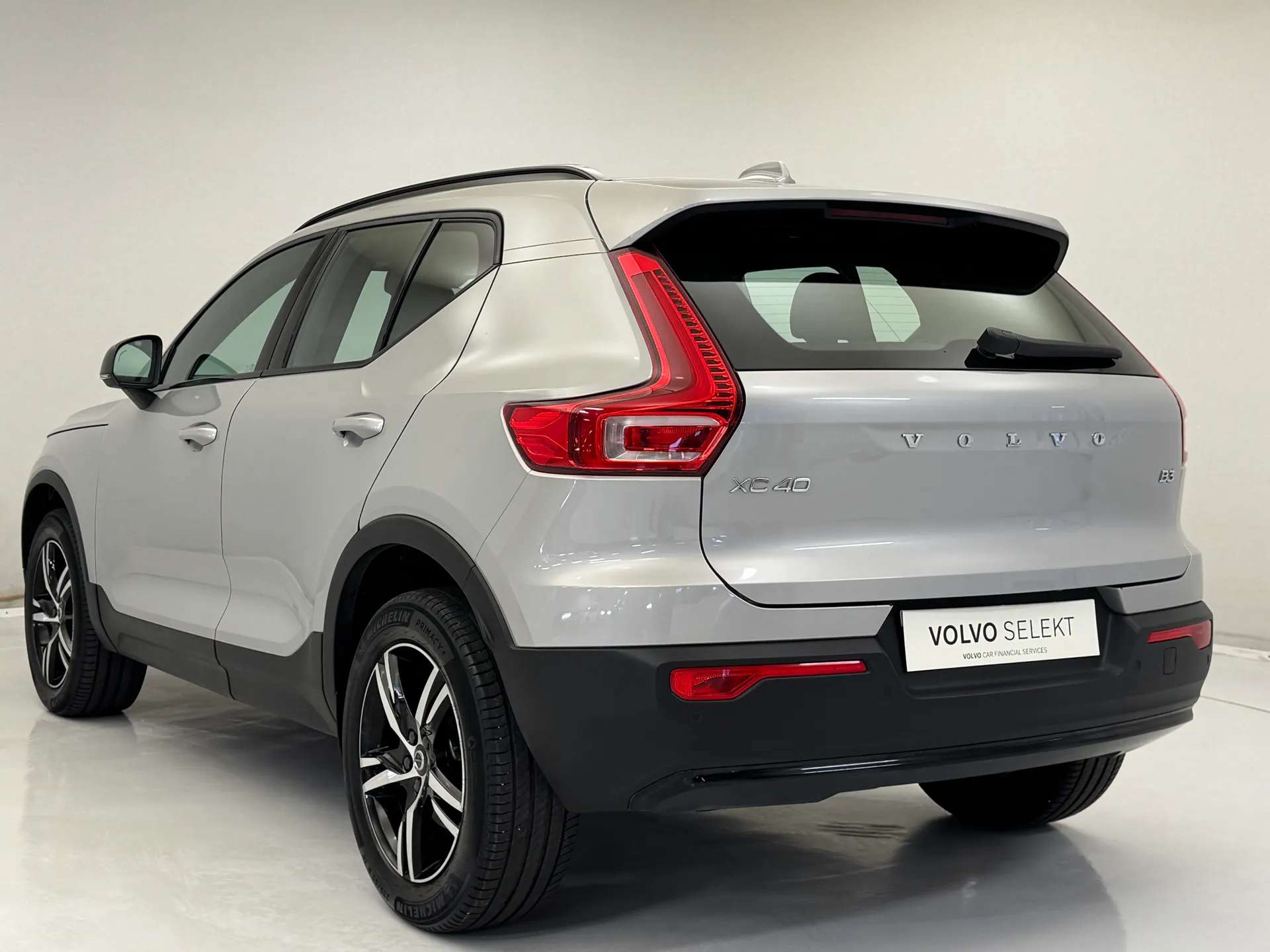 2023 VOLVO XC40 2023 VOLVO XC40
