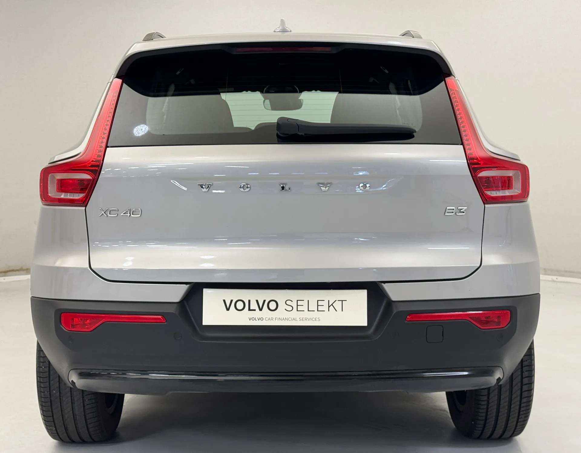 2023 VOLVO XC40 2023 VOLVO XC40