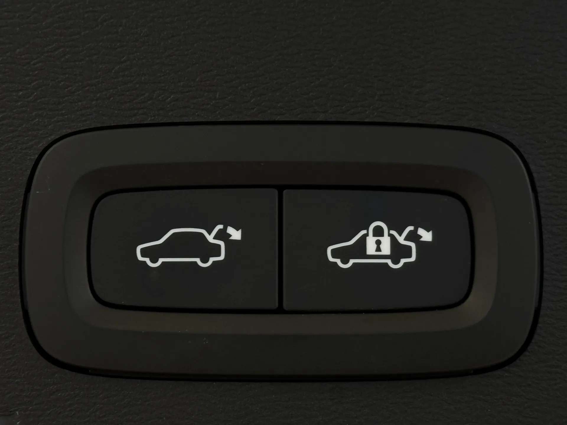 2023 VOLVO XC40 2023 VOLVO XC40