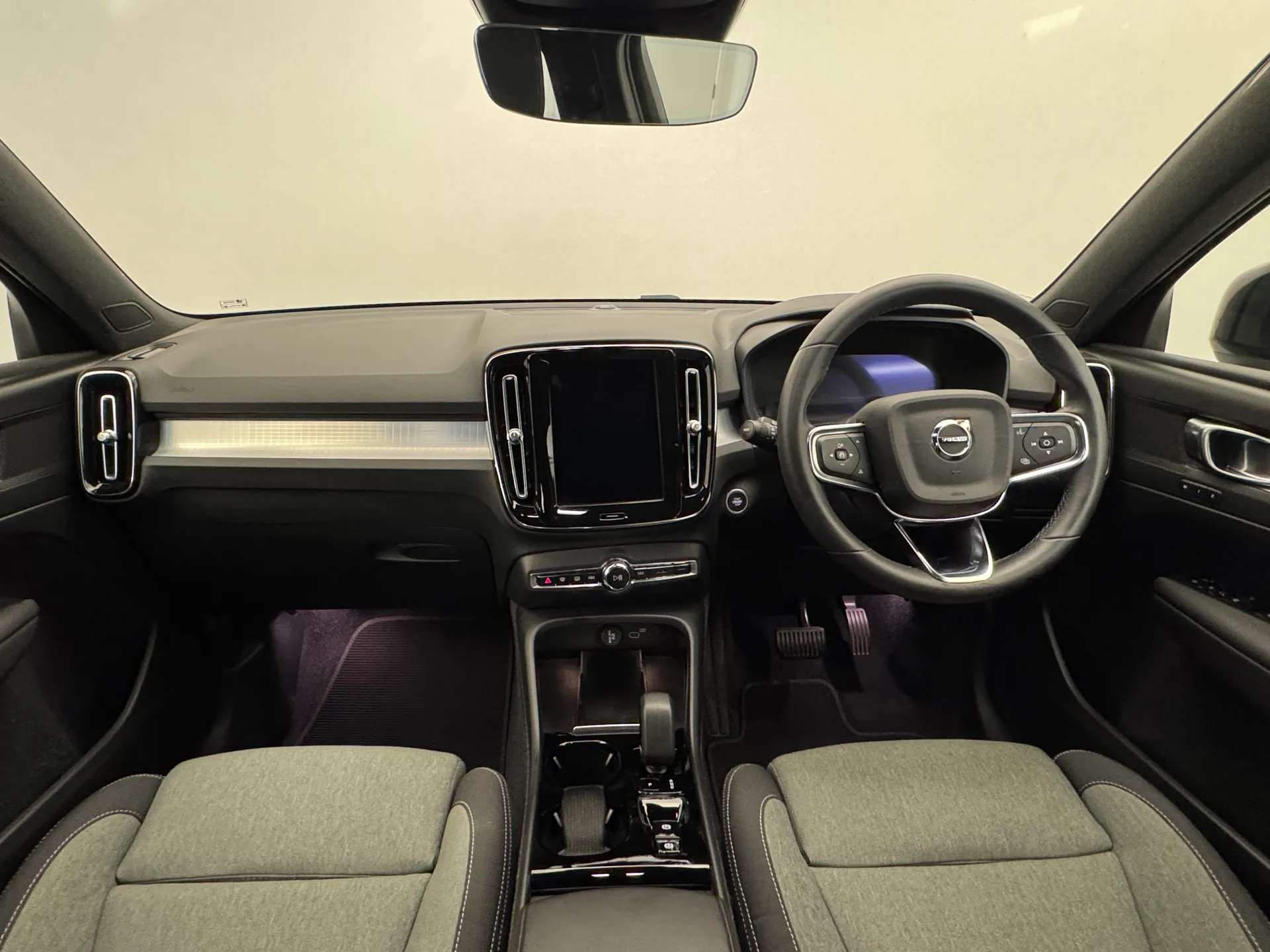2023 VOLVO XC40 2023 VOLVO XC40