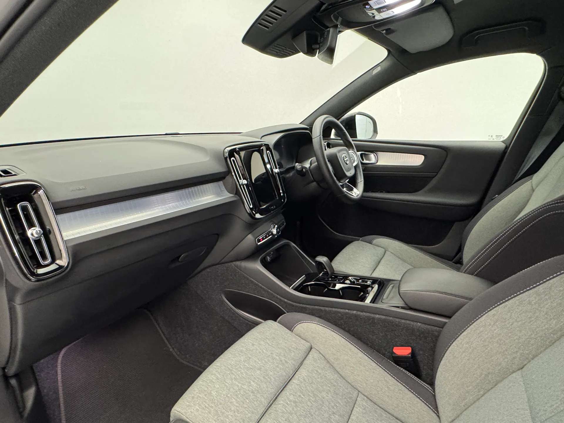 2023 VOLVO XC40 2023 VOLVO XC40