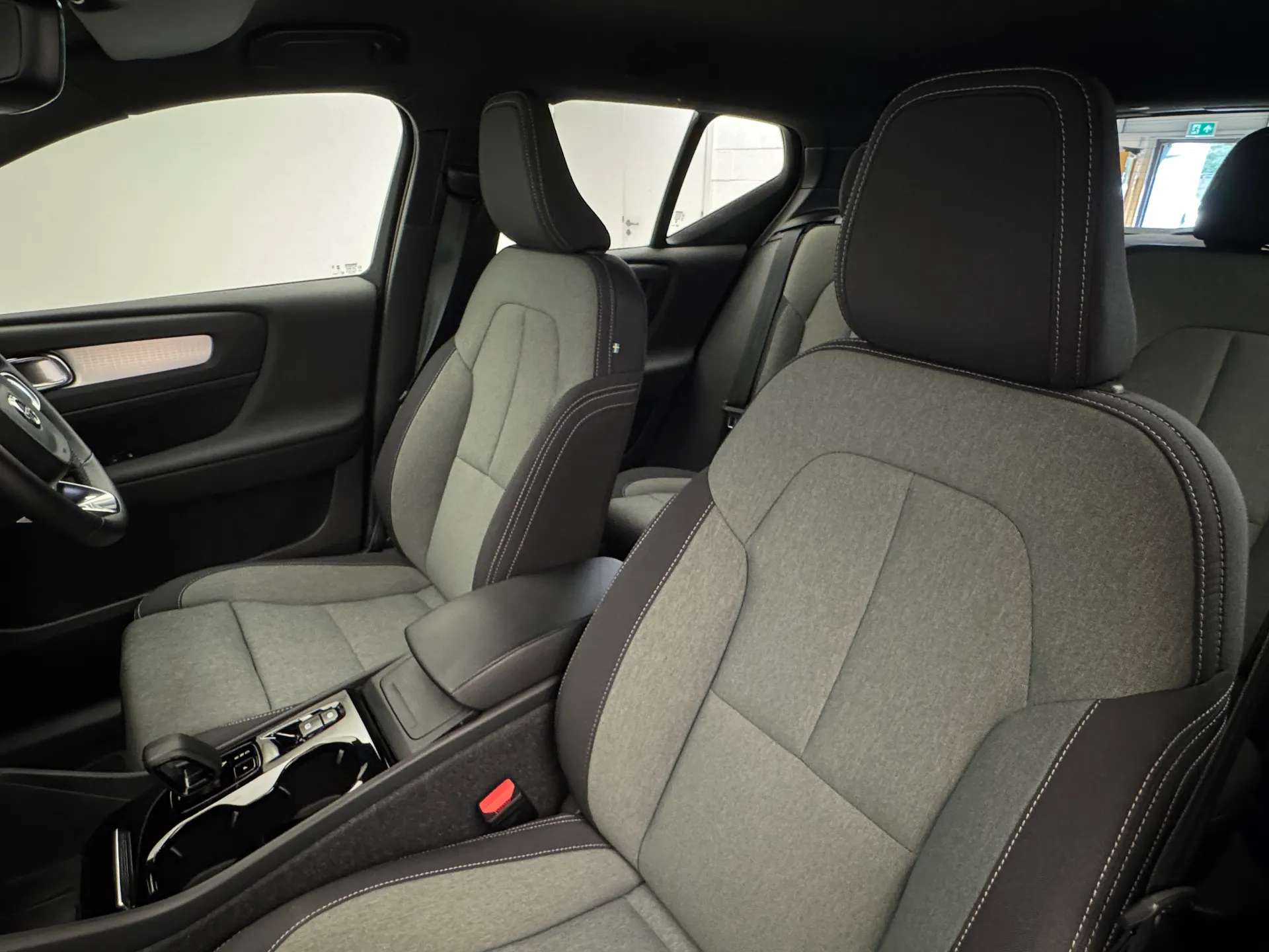 2023 VOLVO XC40 2023 VOLVO XC40