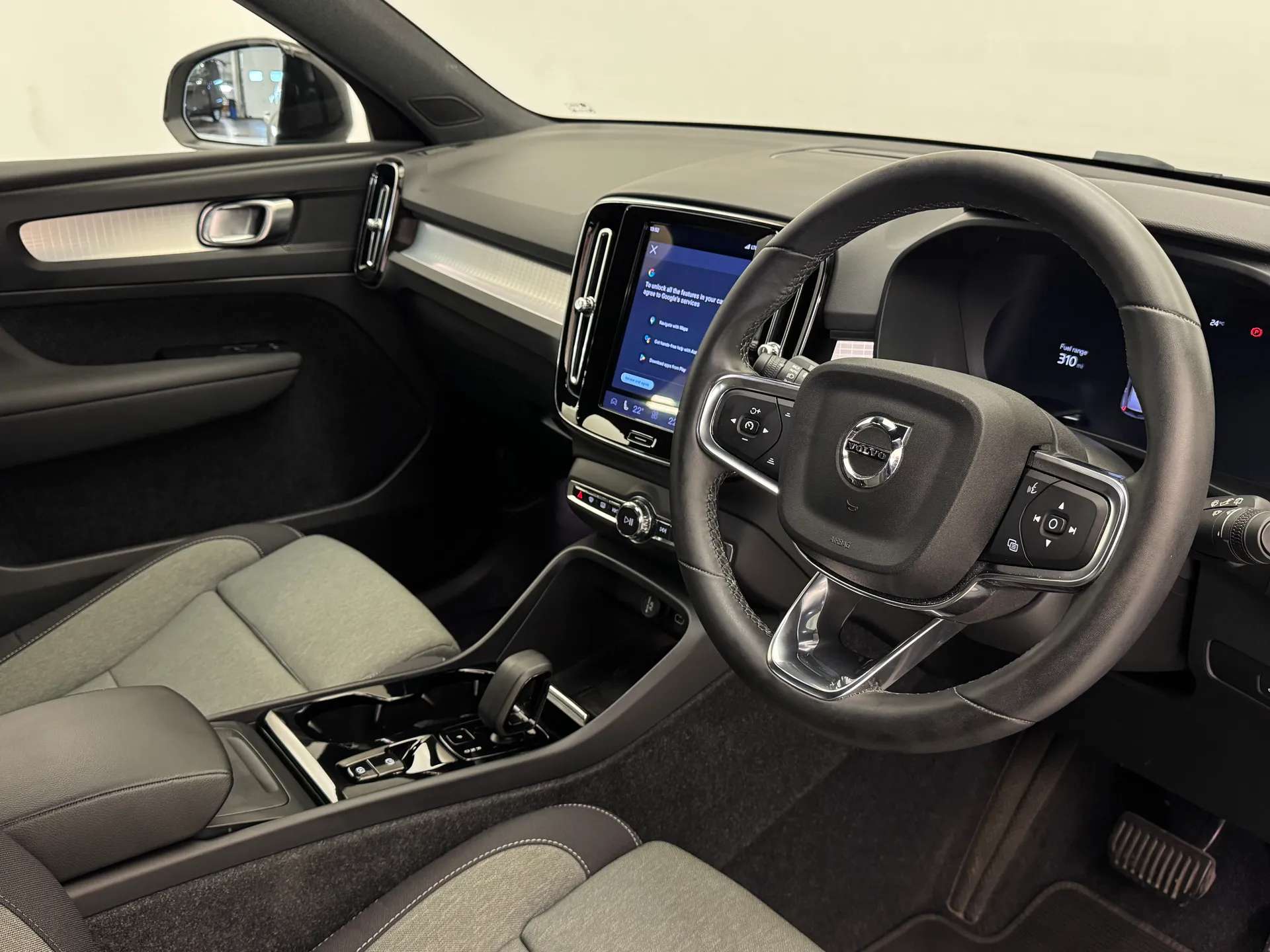 2023 VOLVO XC40 2023 VOLVO XC40