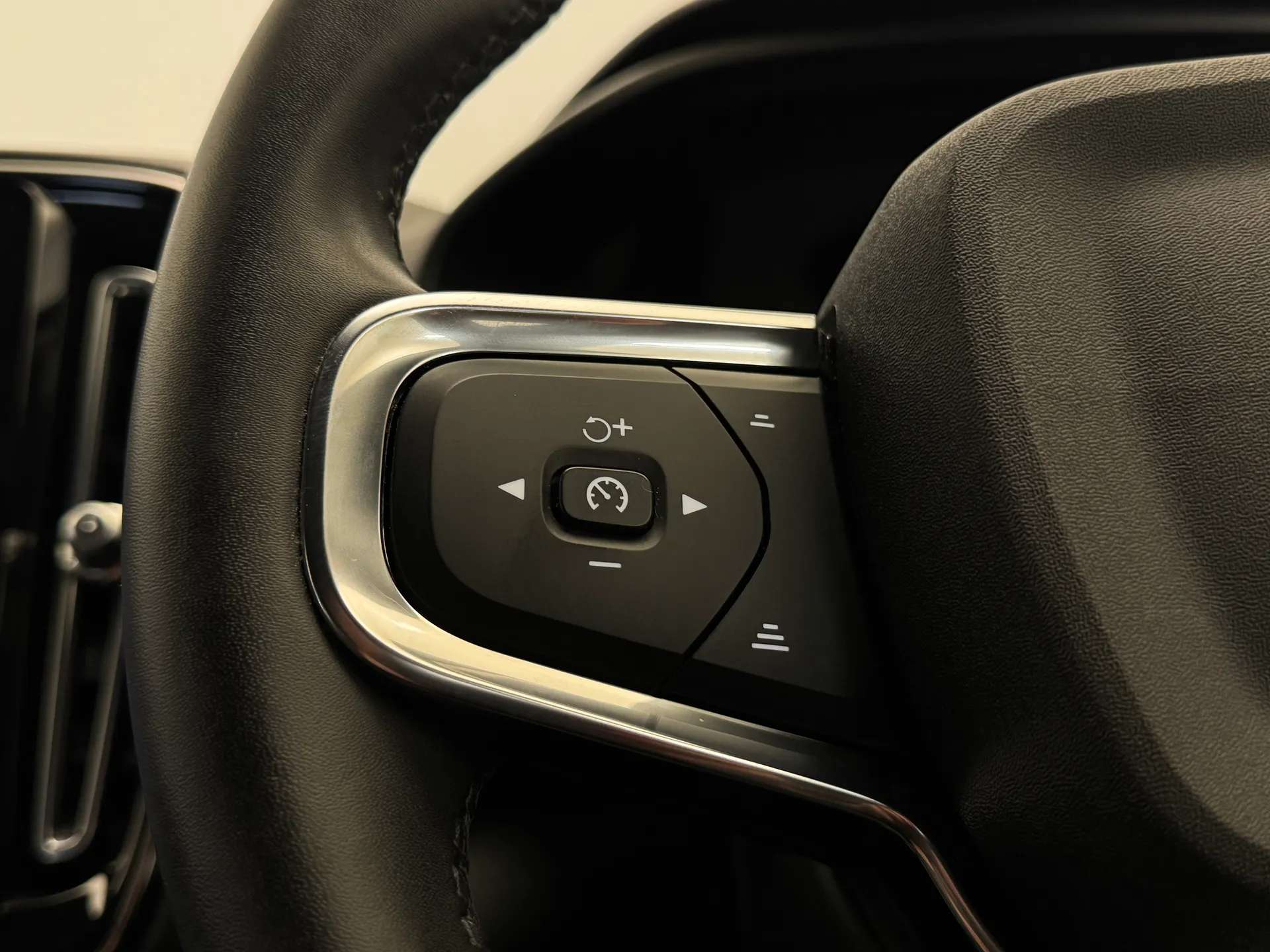2023 VOLVO XC40 2023 VOLVO XC40