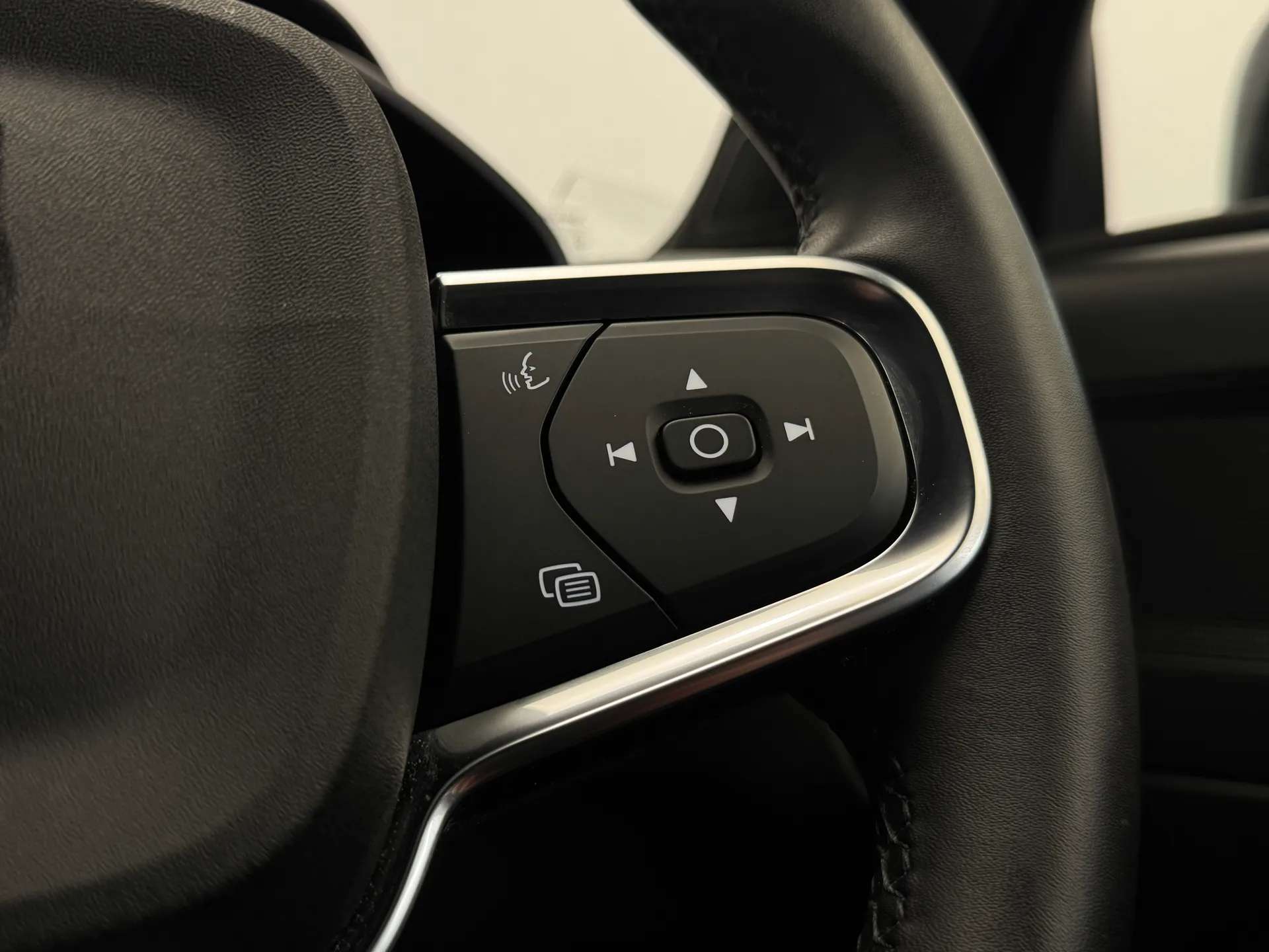 2023 VOLVO XC40 2023 VOLVO XC40