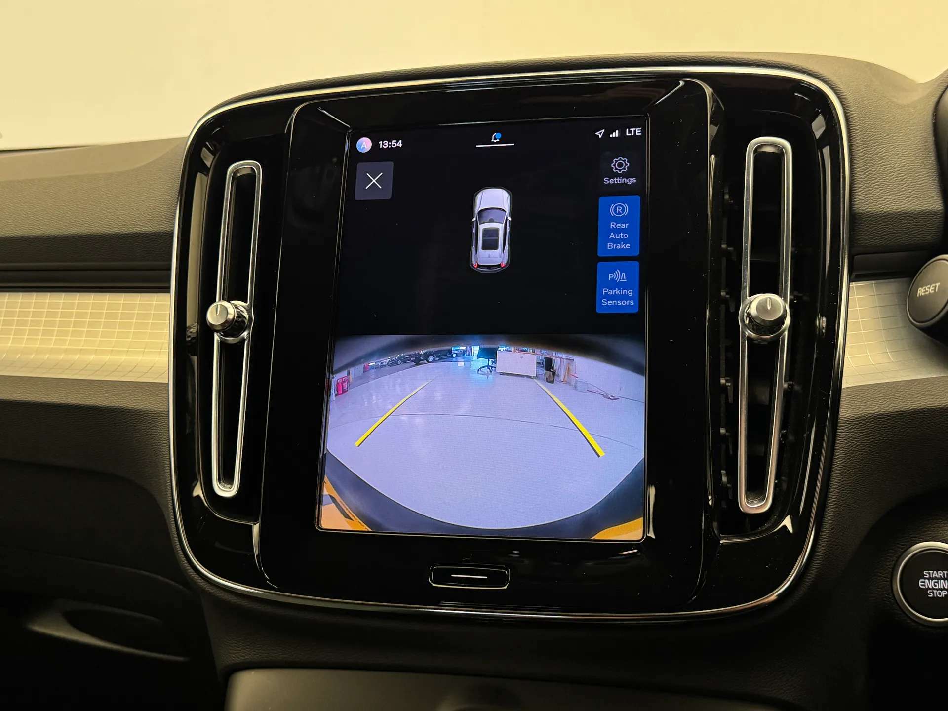 2023 VOLVO XC40 2023 VOLVO XC40