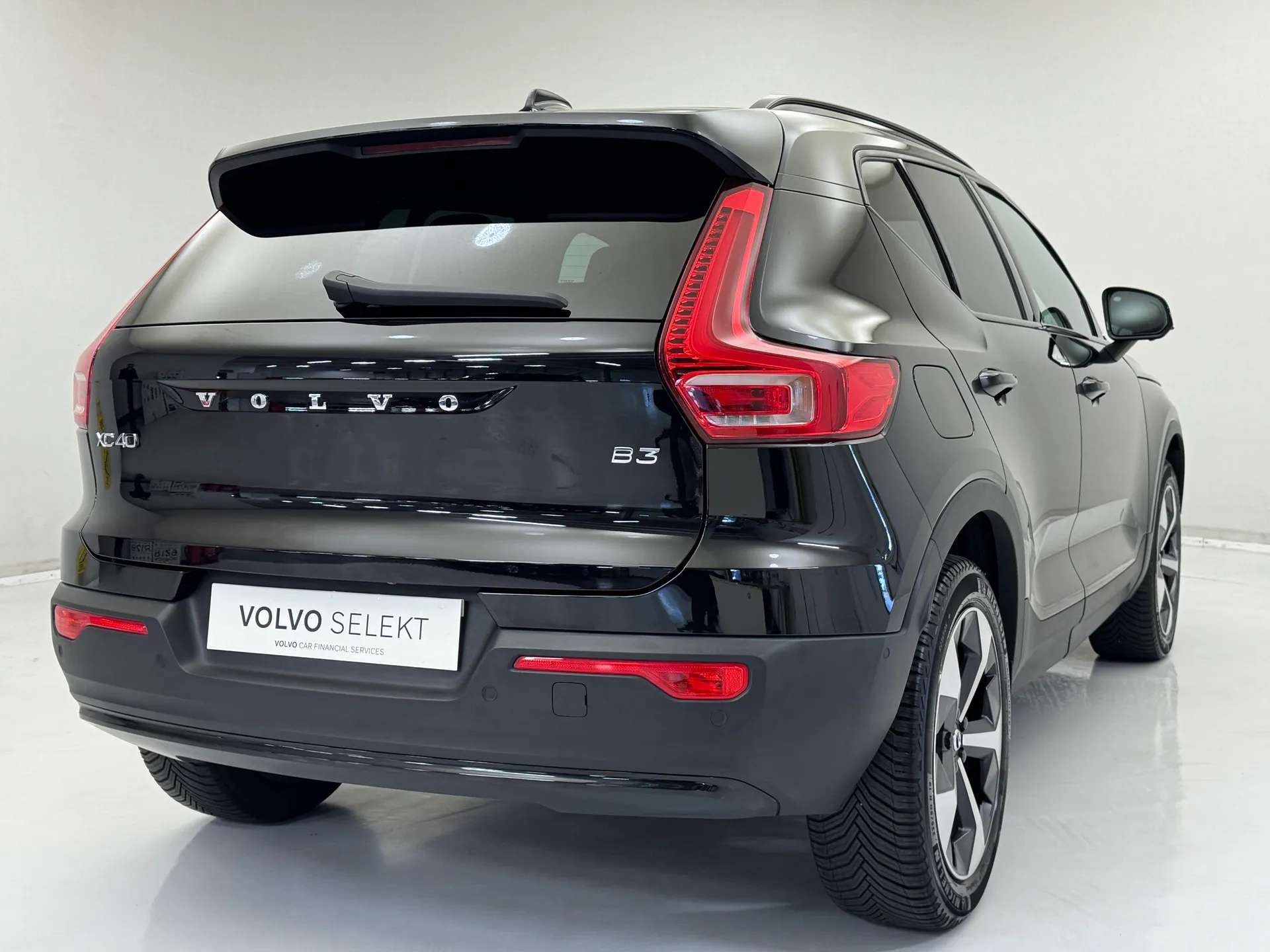2023 VOLVO XC40 2023 VOLVO XC40