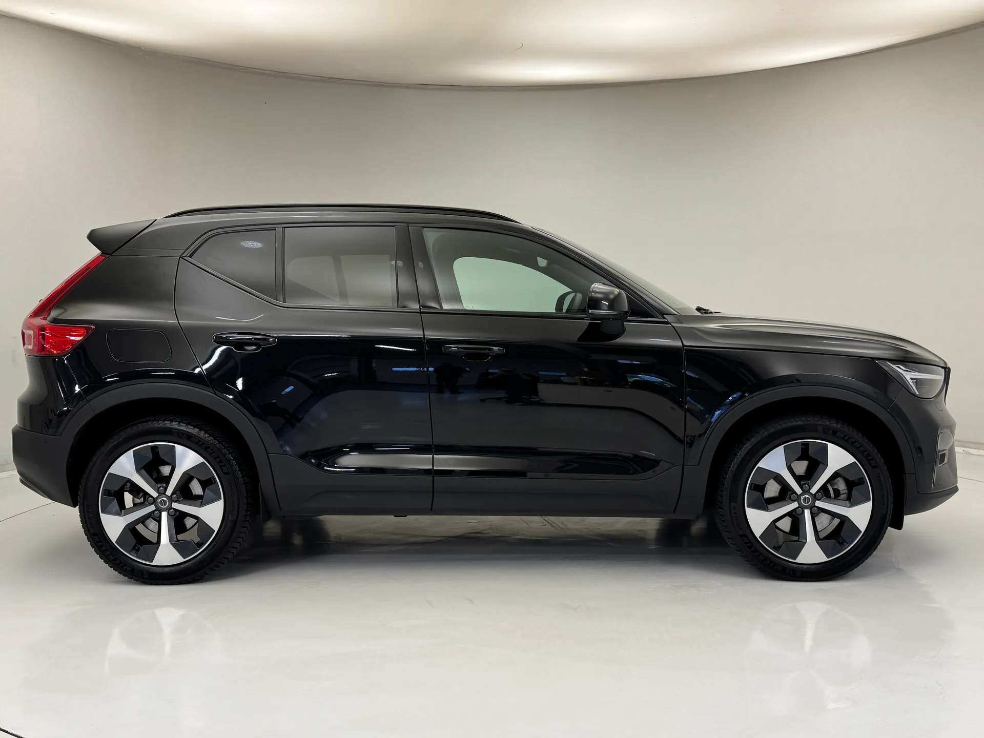 A 2023 VOLVO XC40 2.0 B3P Ultimate Dark 5dr Auto A 2023 VOLVO XC40 2.0 B3P Ultimate Dark 5dr Auto