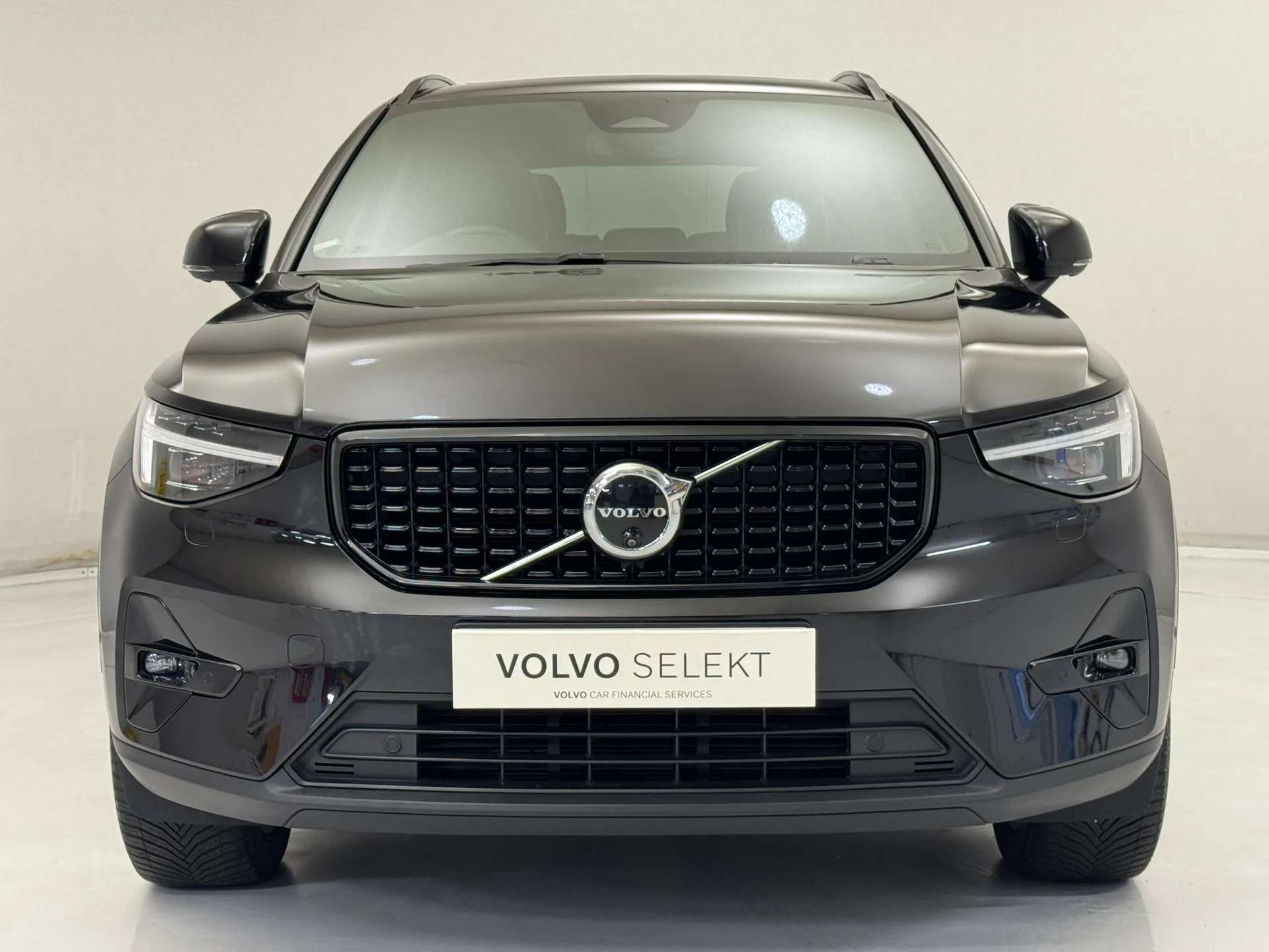 A 2023 VOLVO XC40 2.0 B3P Ultimate Dark 5dr Auto A 2023 VOLVO XC40 2.0 B3P Ultimate Dark 5dr Auto