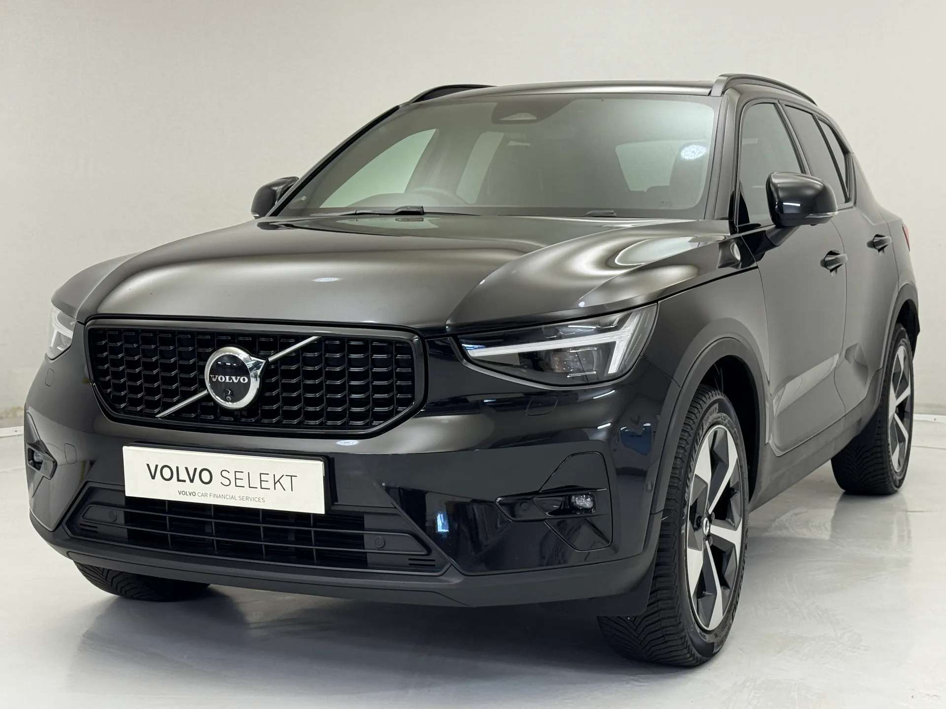 2023 VOLVO XC40 2023 VOLVO XC40