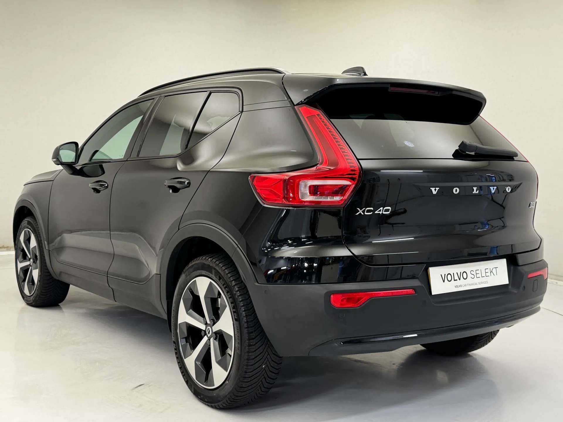 2023 VOLVO XC40 2023 VOLVO XC40