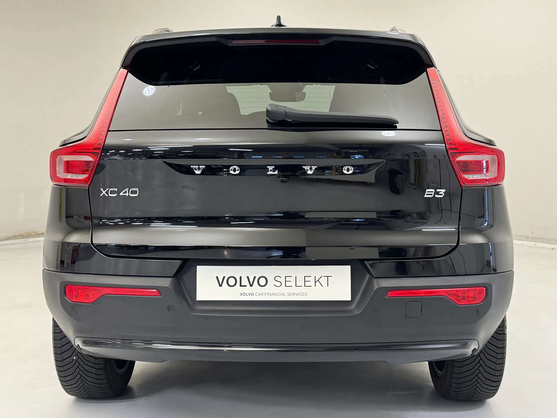 2023 VOLVO XC40 2023 VOLVO XC40