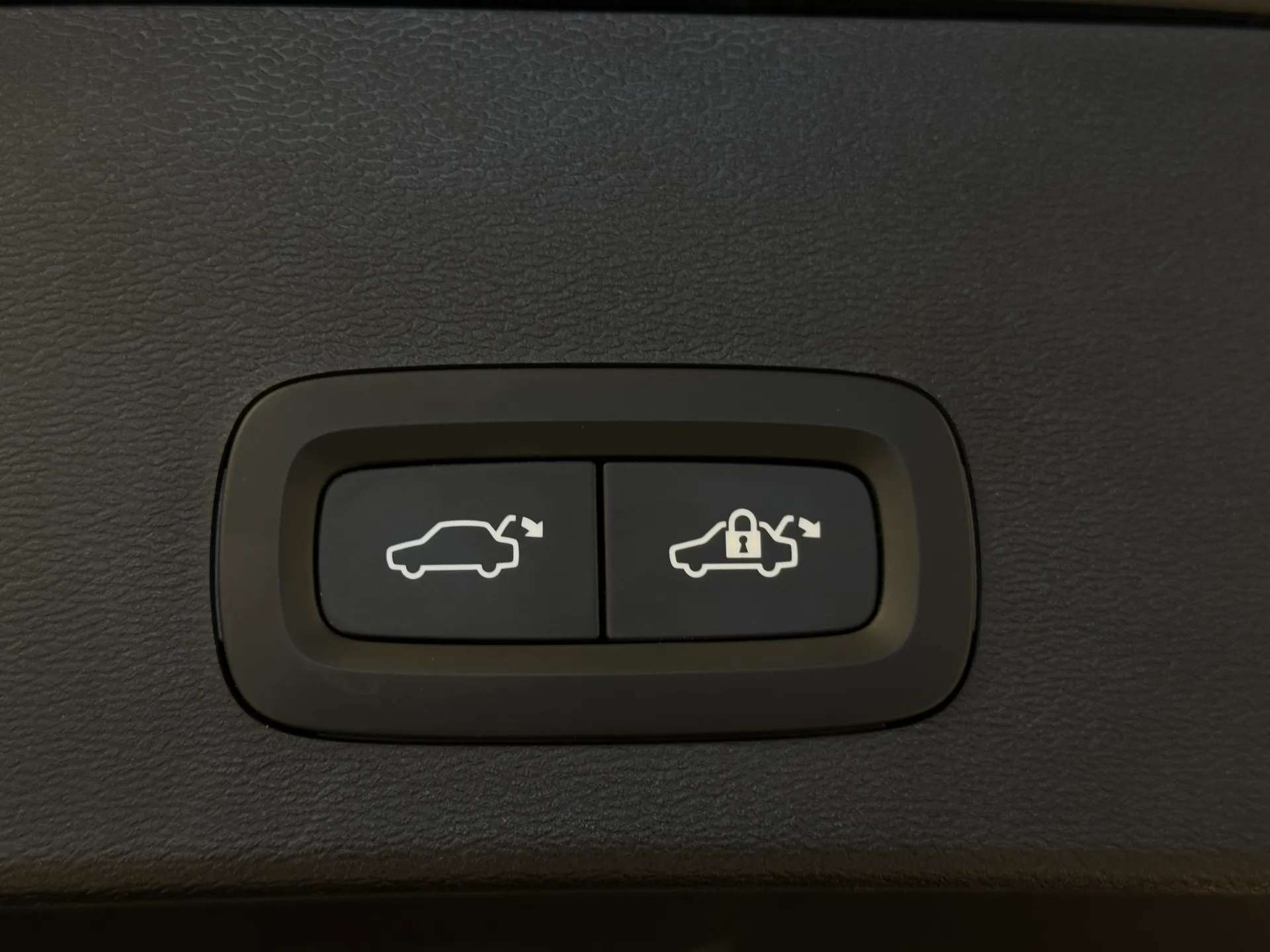 2023 VOLVO XC40 2023 VOLVO XC40