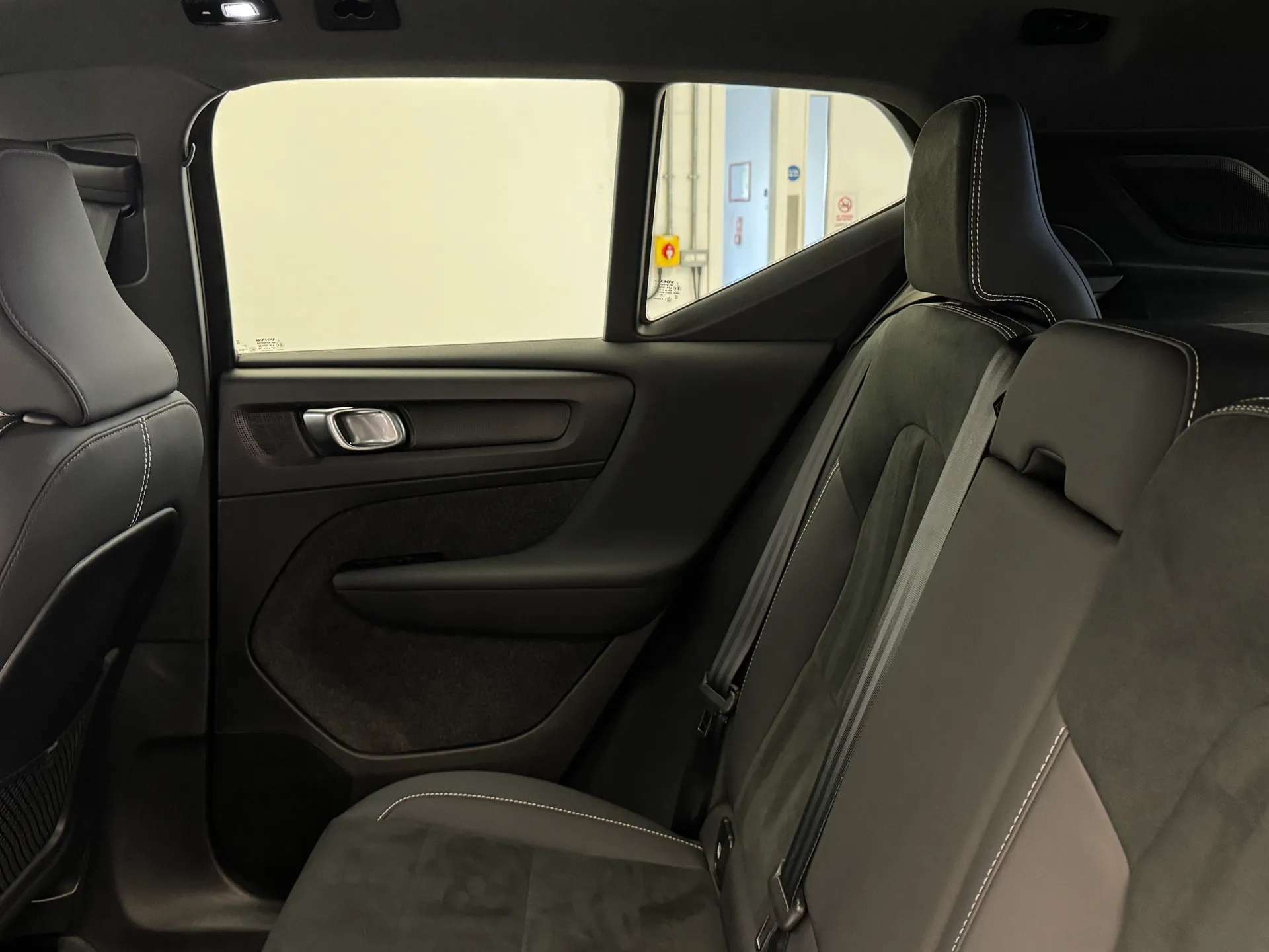 2023 VOLVO XC40 2023 VOLVO XC40