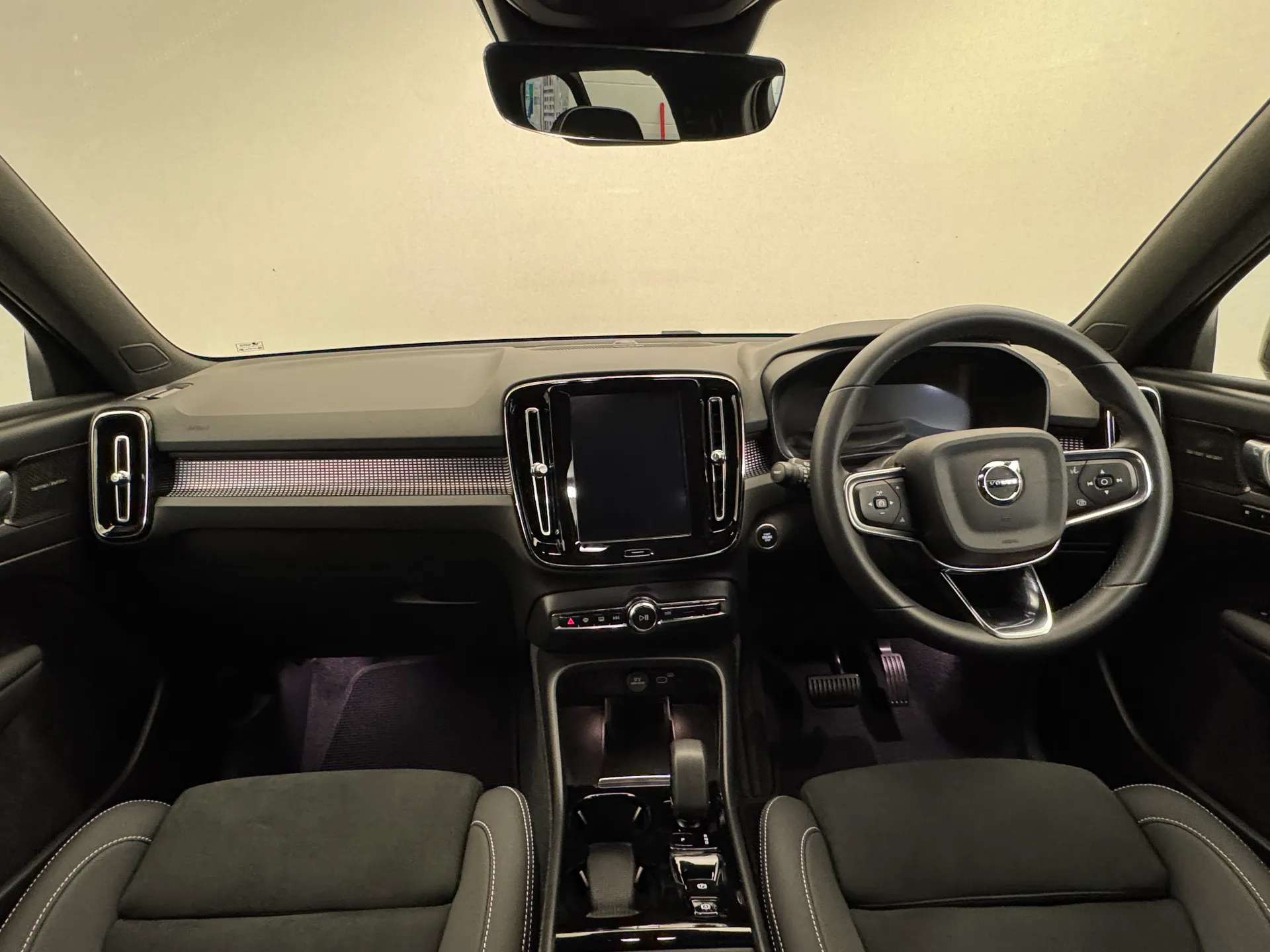 2023 VOLVO XC40 2023 VOLVO XC40