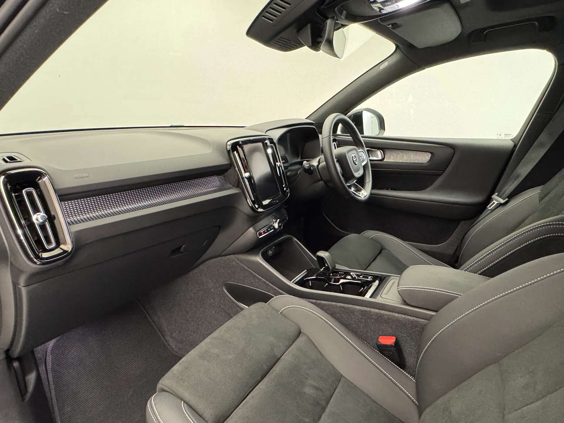 2023 VOLVO XC40 2023 VOLVO XC40