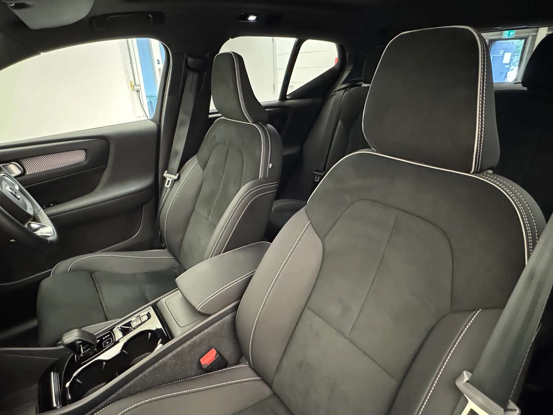 2023 VOLVO XC40 2023 VOLVO XC40