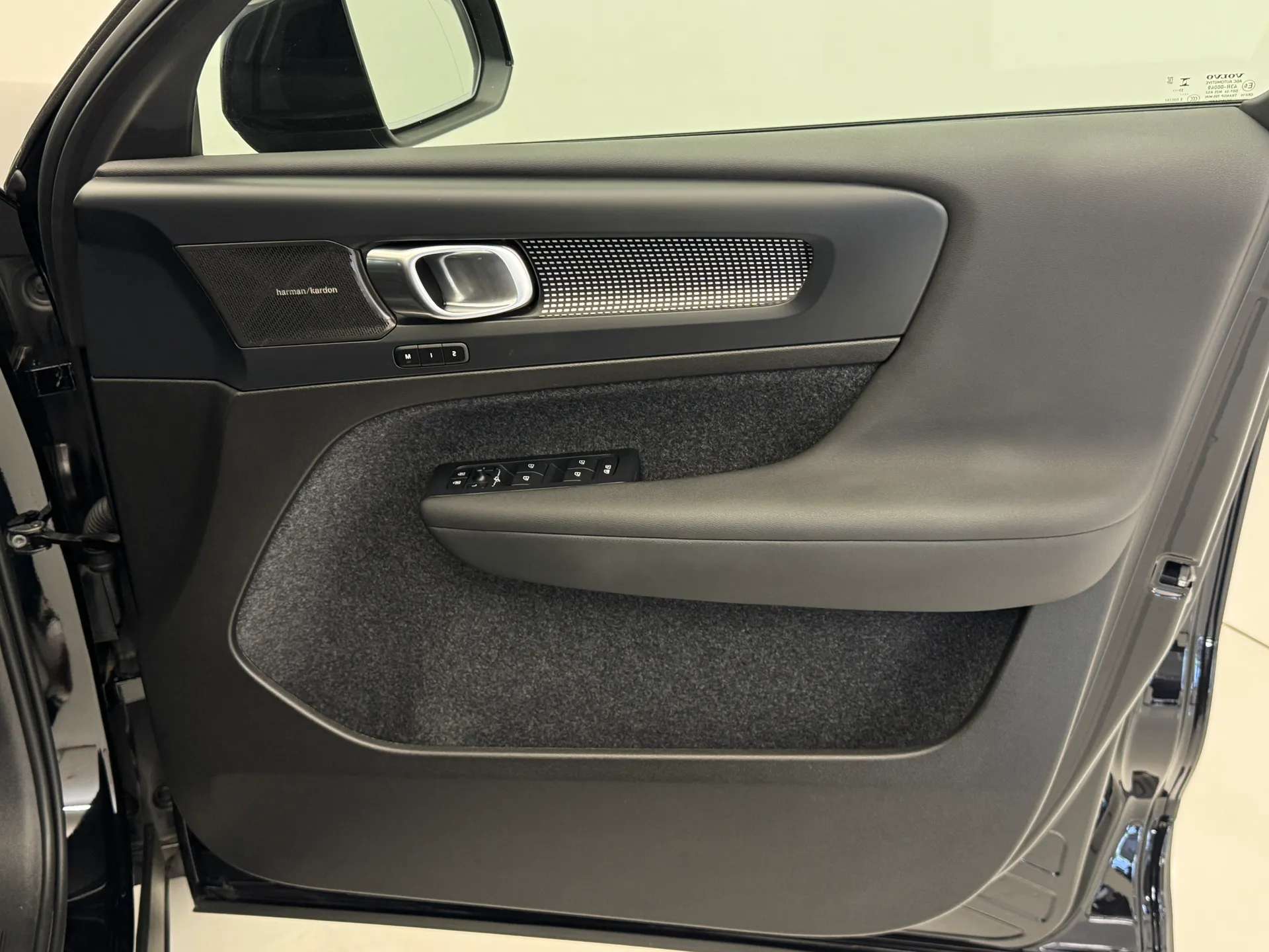 2023 VOLVO XC40 2023 VOLVO XC40
