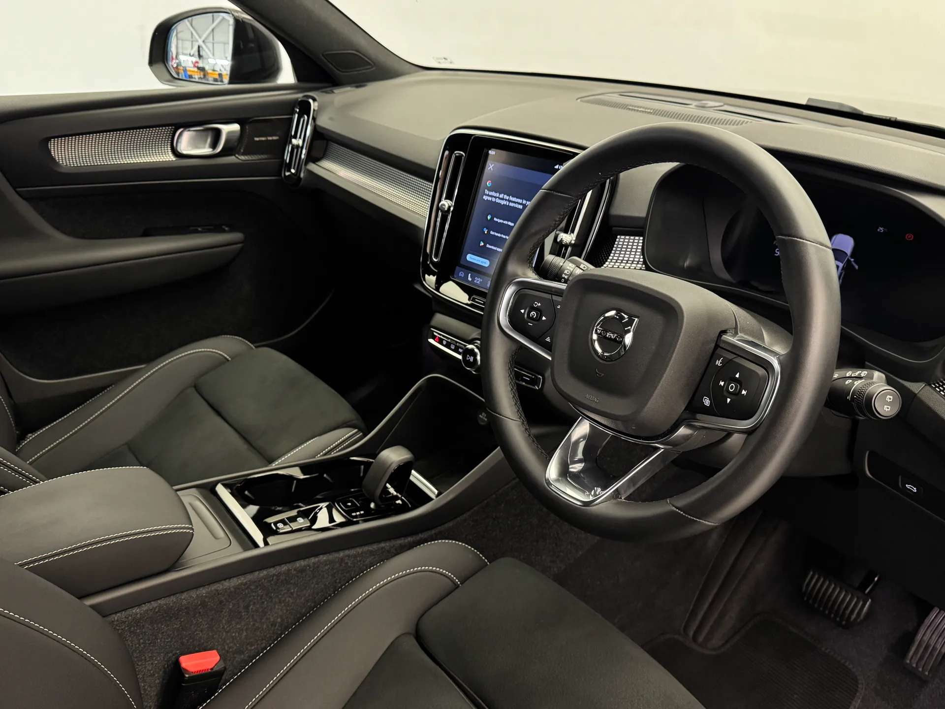 2023 VOLVO XC40 2023 VOLVO XC40