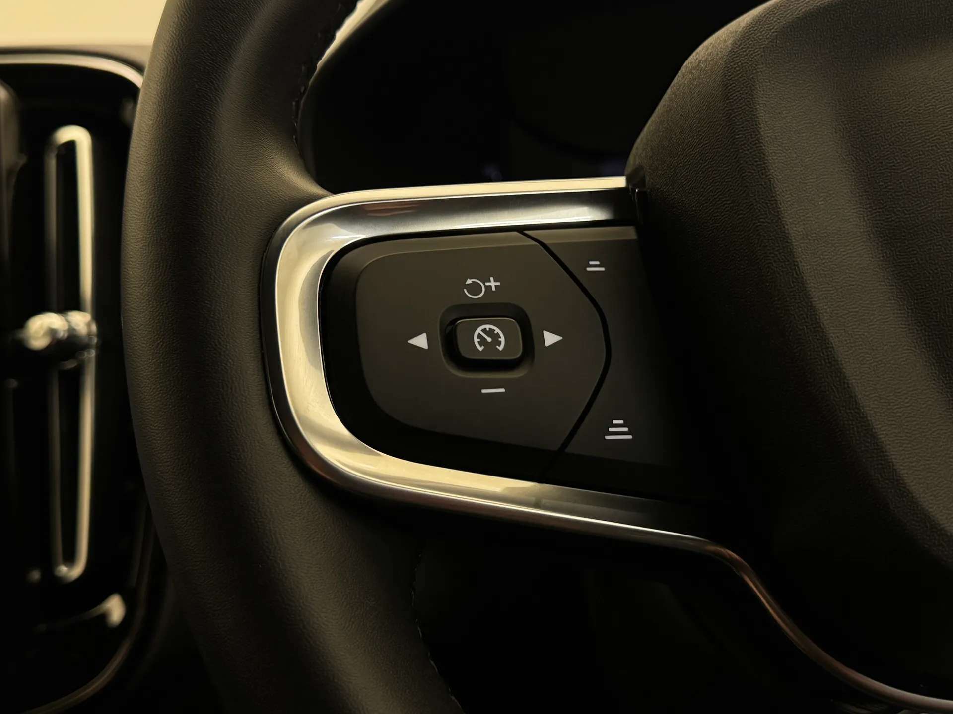 2023 VOLVO XC40 2023 VOLVO XC40