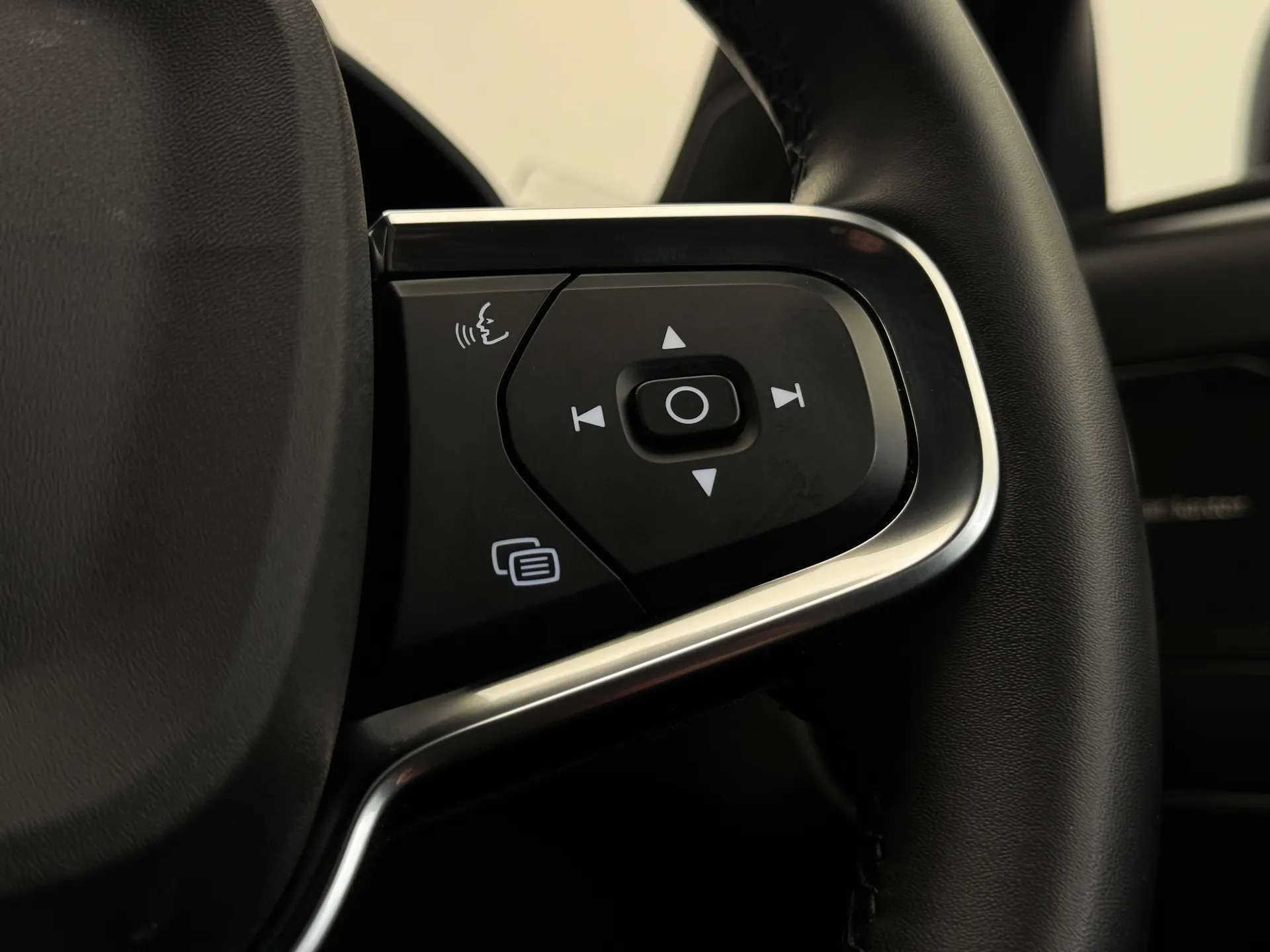 2023 VOLVO XC40 2023 VOLVO XC40
