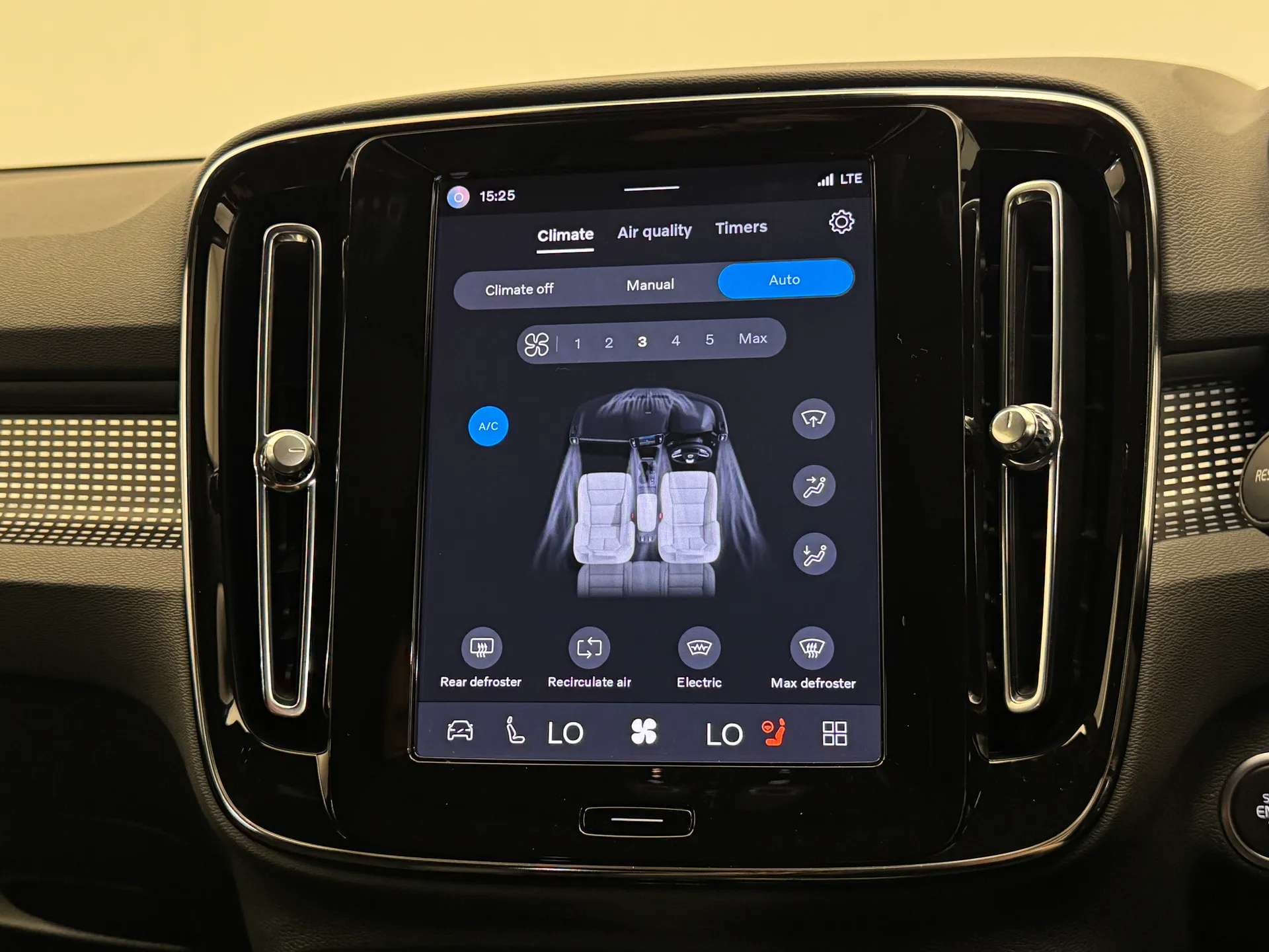 2023 VOLVO XC40 2023 VOLVO XC40