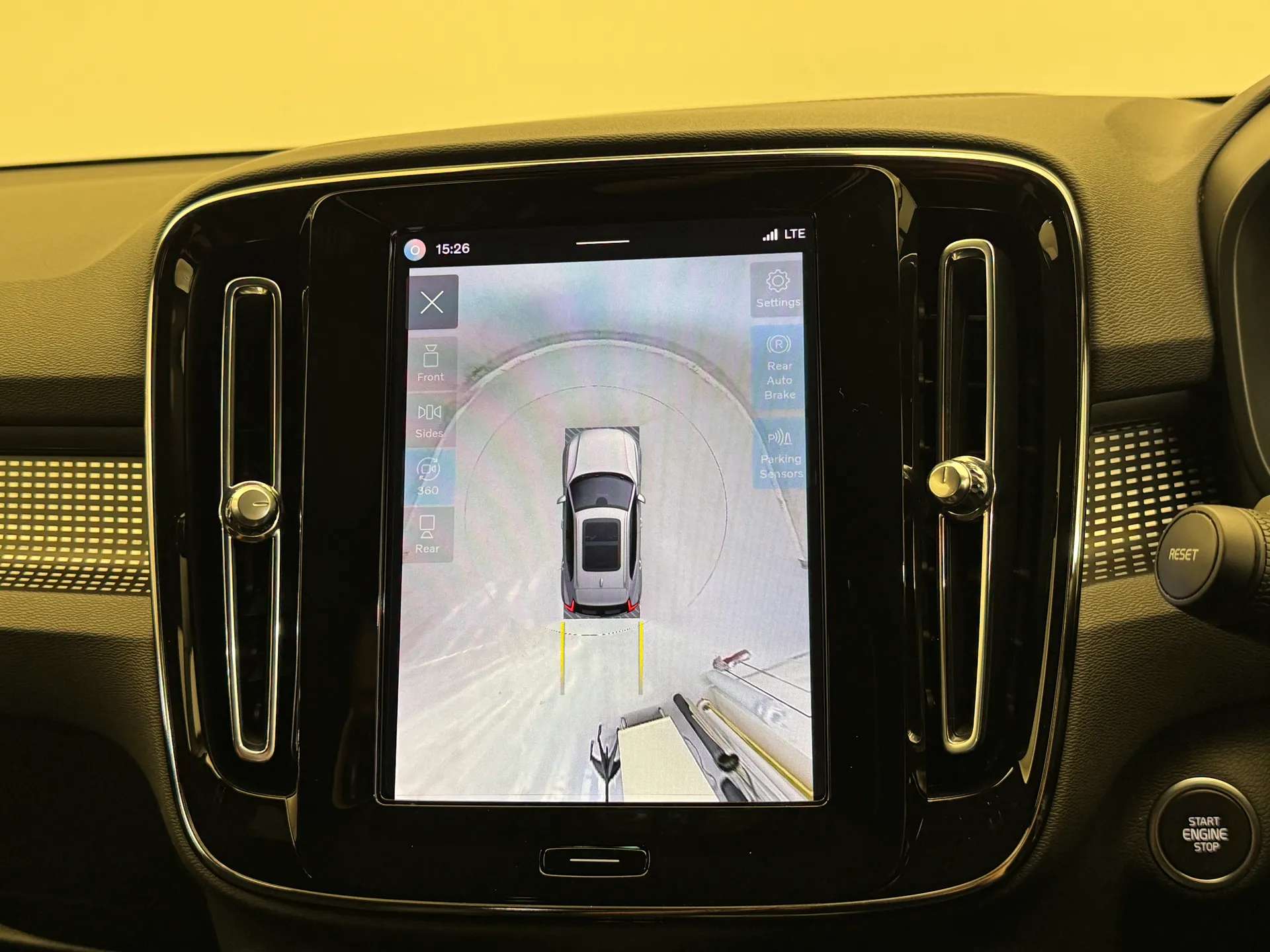 2023 VOLVO XC40 2023 VOLVO XC40