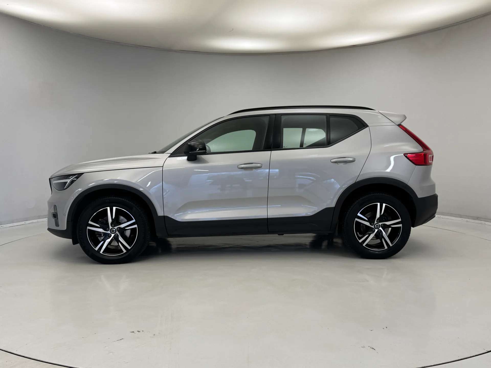 A 2023 VOLVO XC40 2.0 B3P Plus Dark 5dr Auto A 2023 VOLVO XC40 2.0 B3P Plus Dark 5dr Auto