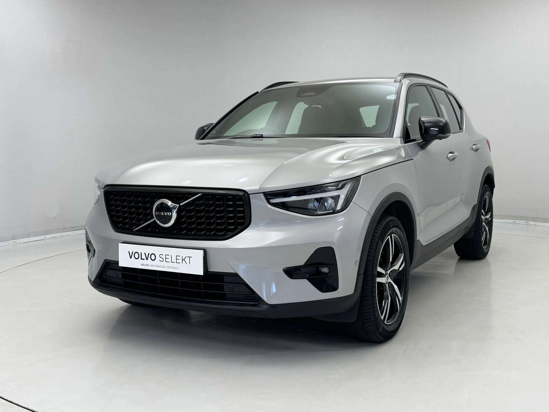 A 2023 VOLVO XC40 2.0 B3P Plus Dark 5dr Auto A 2023 VOLVO XC40 2.0 B3P Plus Dark 5dr Auto