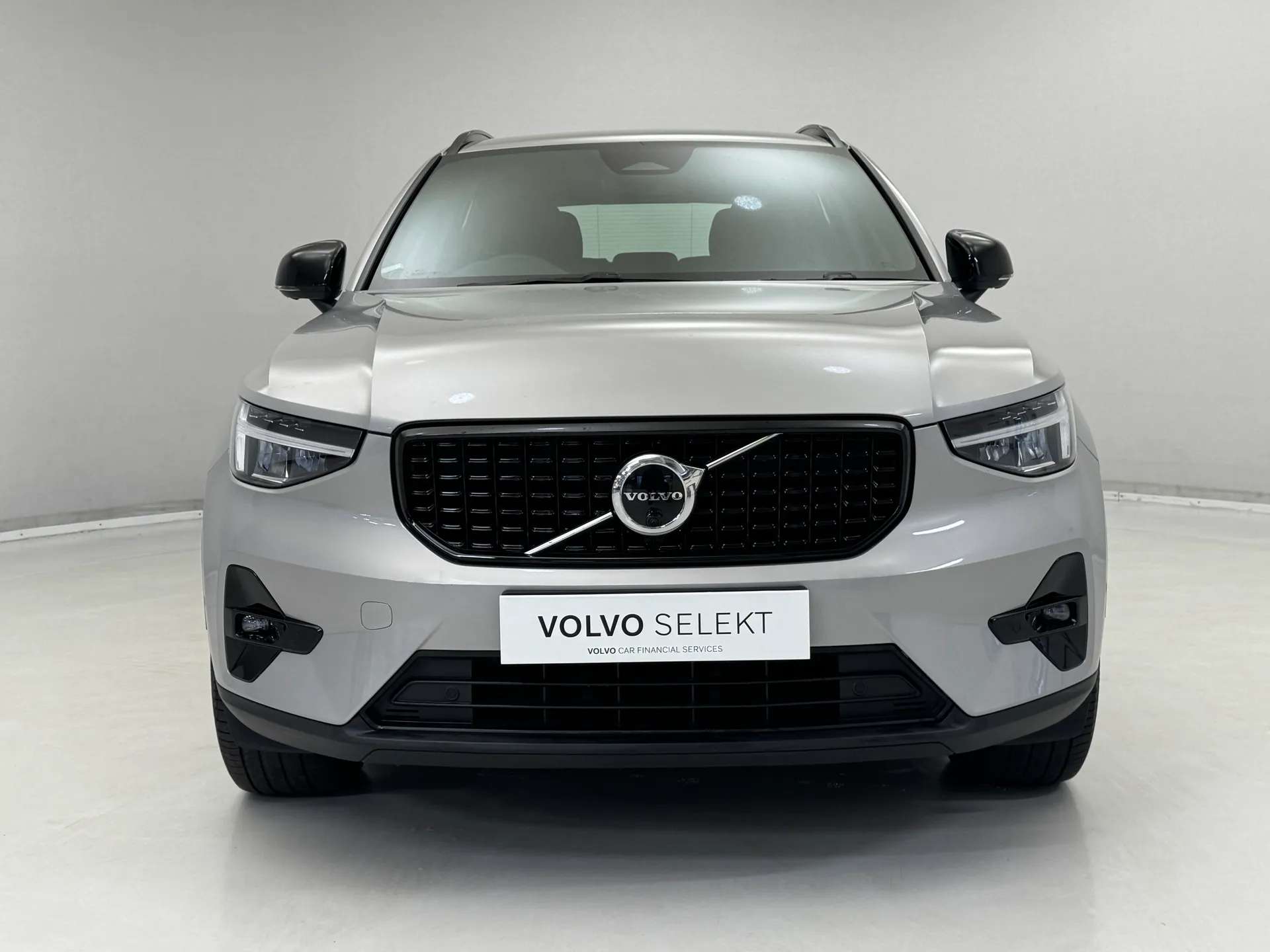 A 2023 VOLVO XC40 2.0 B3P Plus Dark 5dr Auto A 2023 VOLVO XC40 2.0 B3P Plus Dark 5dr Auto