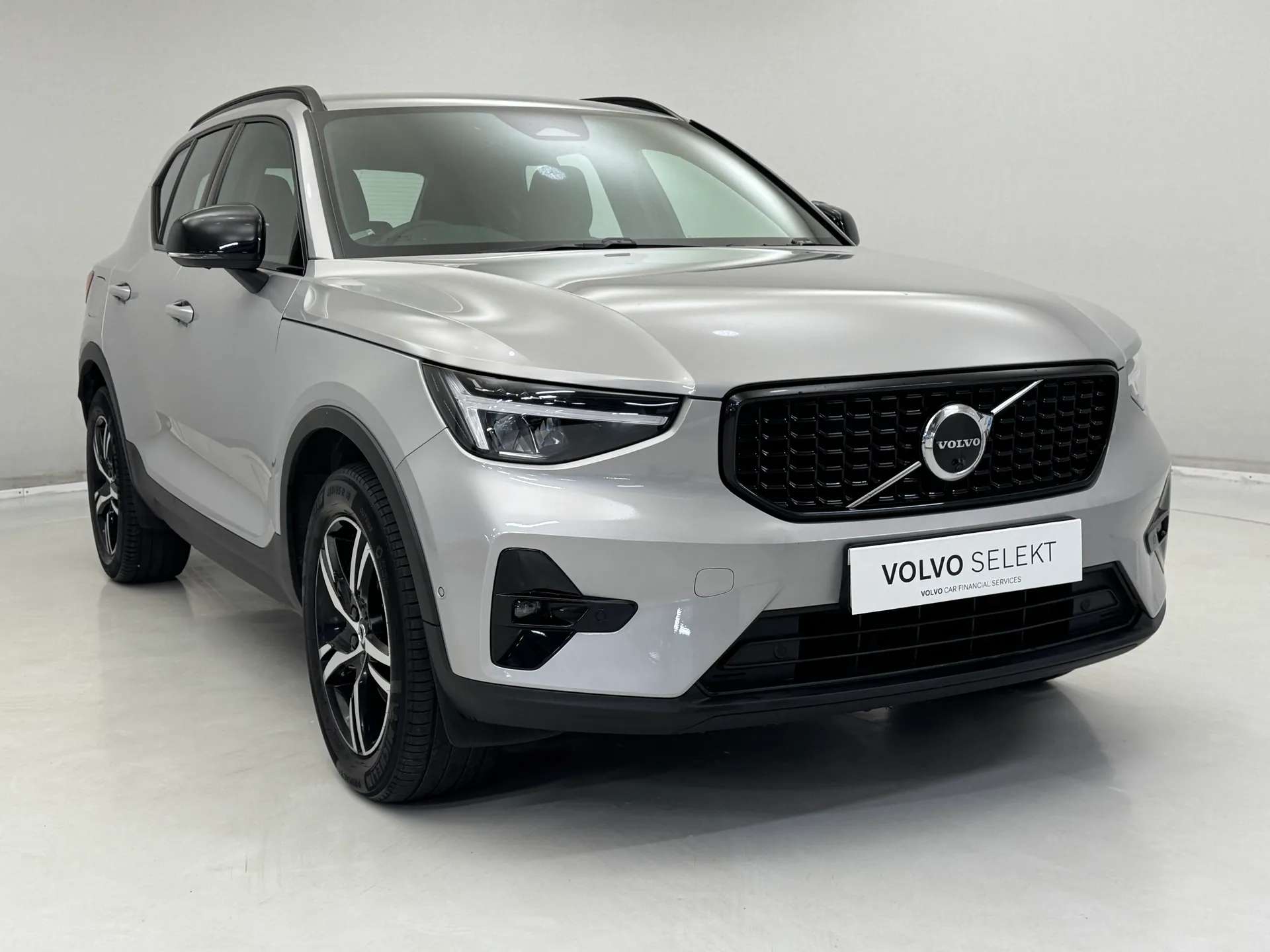 A 2023 VOLVO XC40 2.0 B3P Plus Dark 5dr Auto A 2023 VOLVO XC40 2.0 B3P Plus Dark 5dr Auto