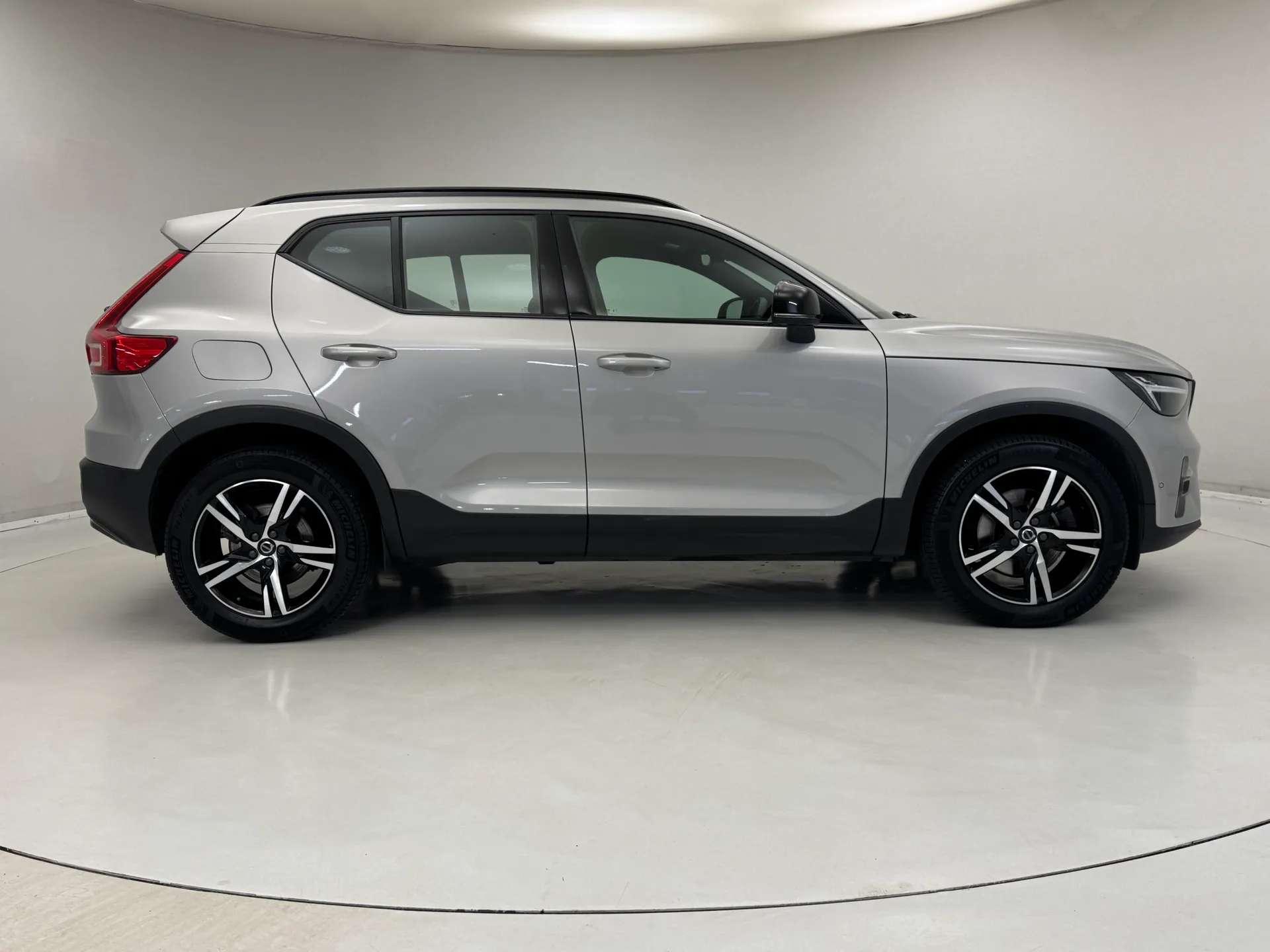 2023 VOLVO XC40 2023 VOLVO XC40