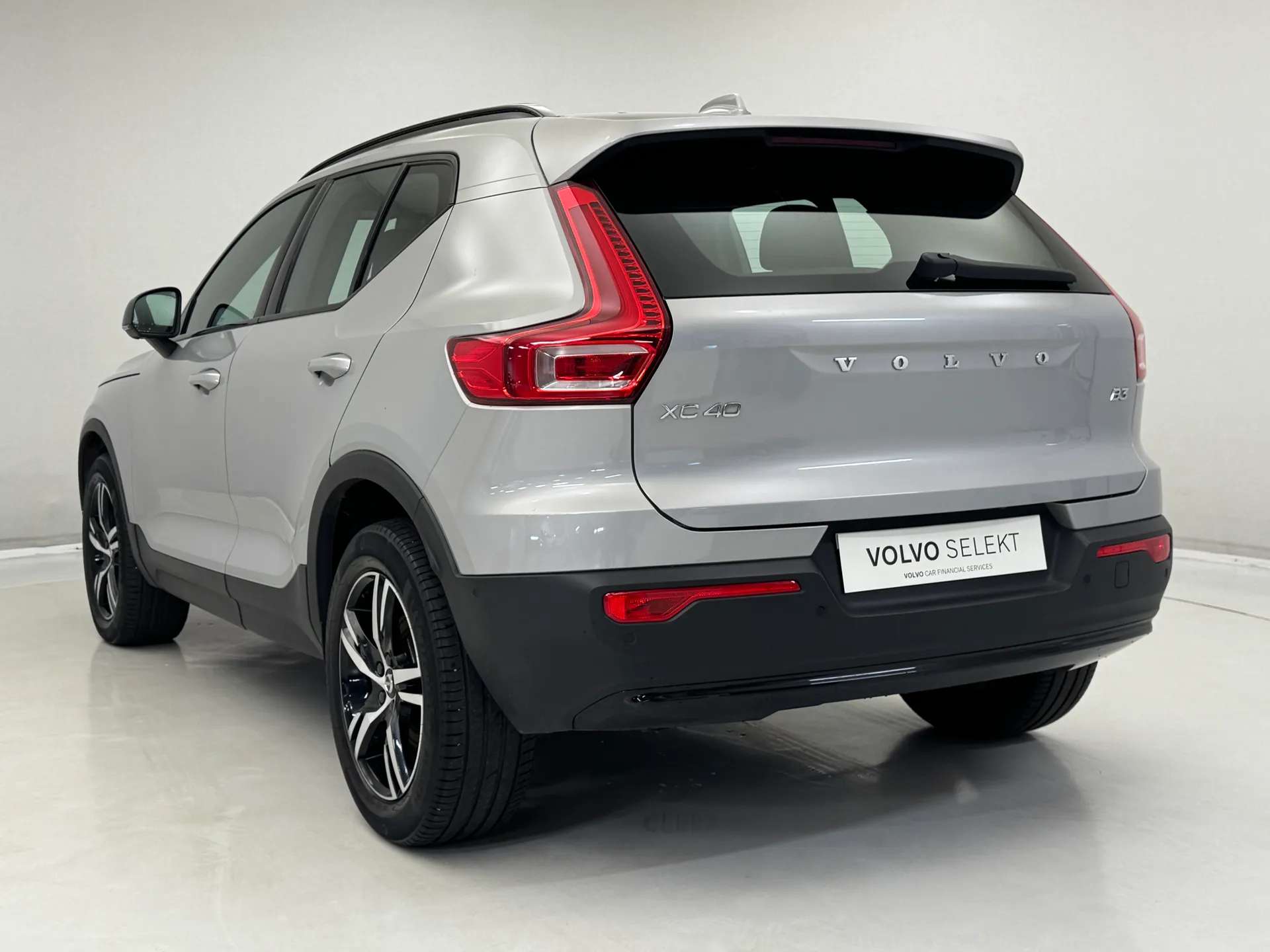 2023 VOLVO XC40 2023 VOLVO XC40