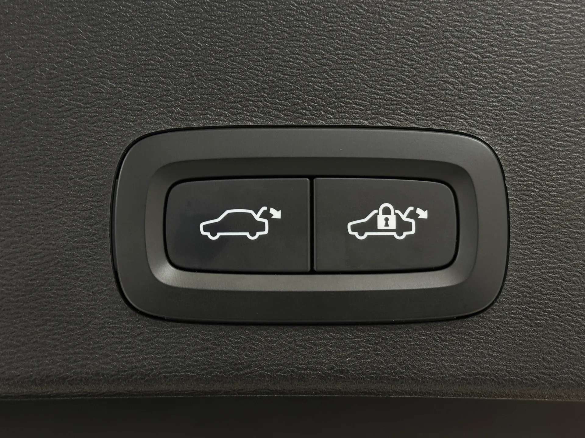 2023 VOLVO XC40 2023 VOLVO XC40