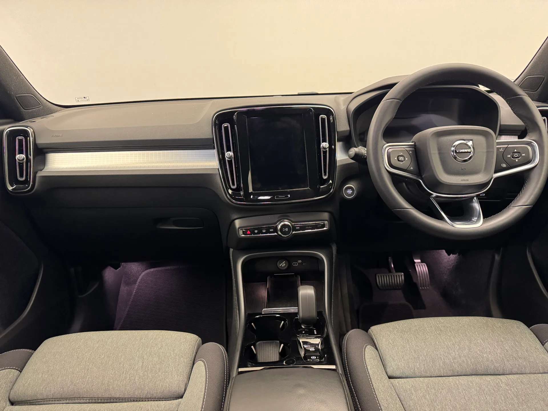 2023 VOLVO XC40 2023 VOLVO XC40