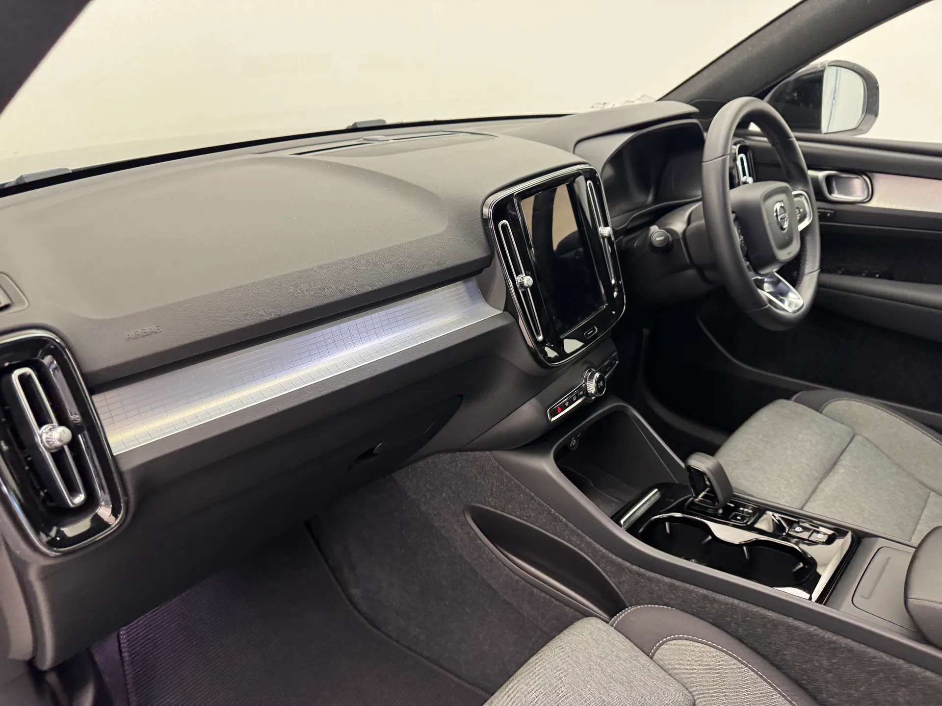 2023 VOLVO XC40 2023 VOLVO XC40