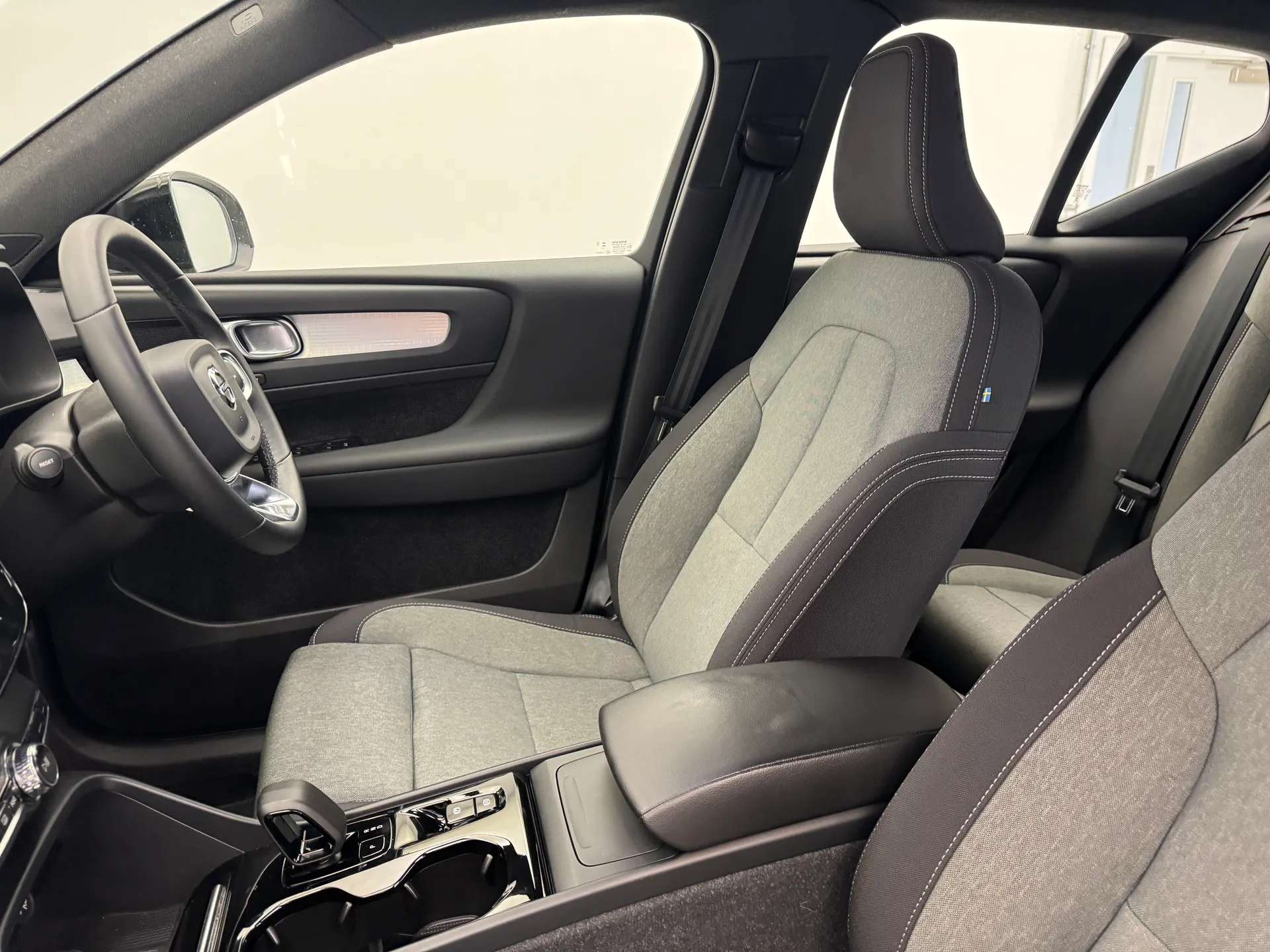 2023 VOLVO XC40 2023 VOLVO XC40