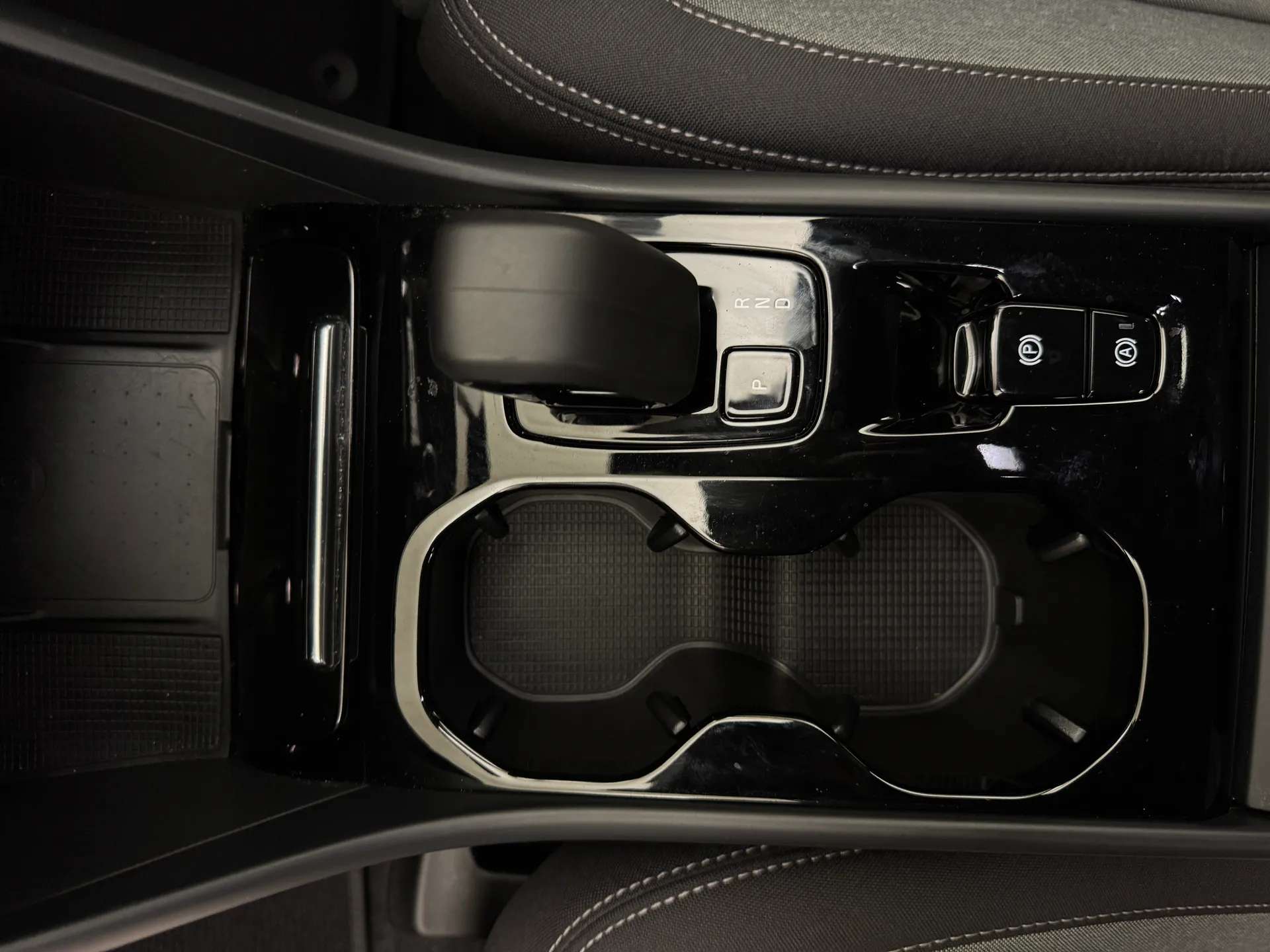 2023 VOLVO XC40 2023 VOLVO XC40