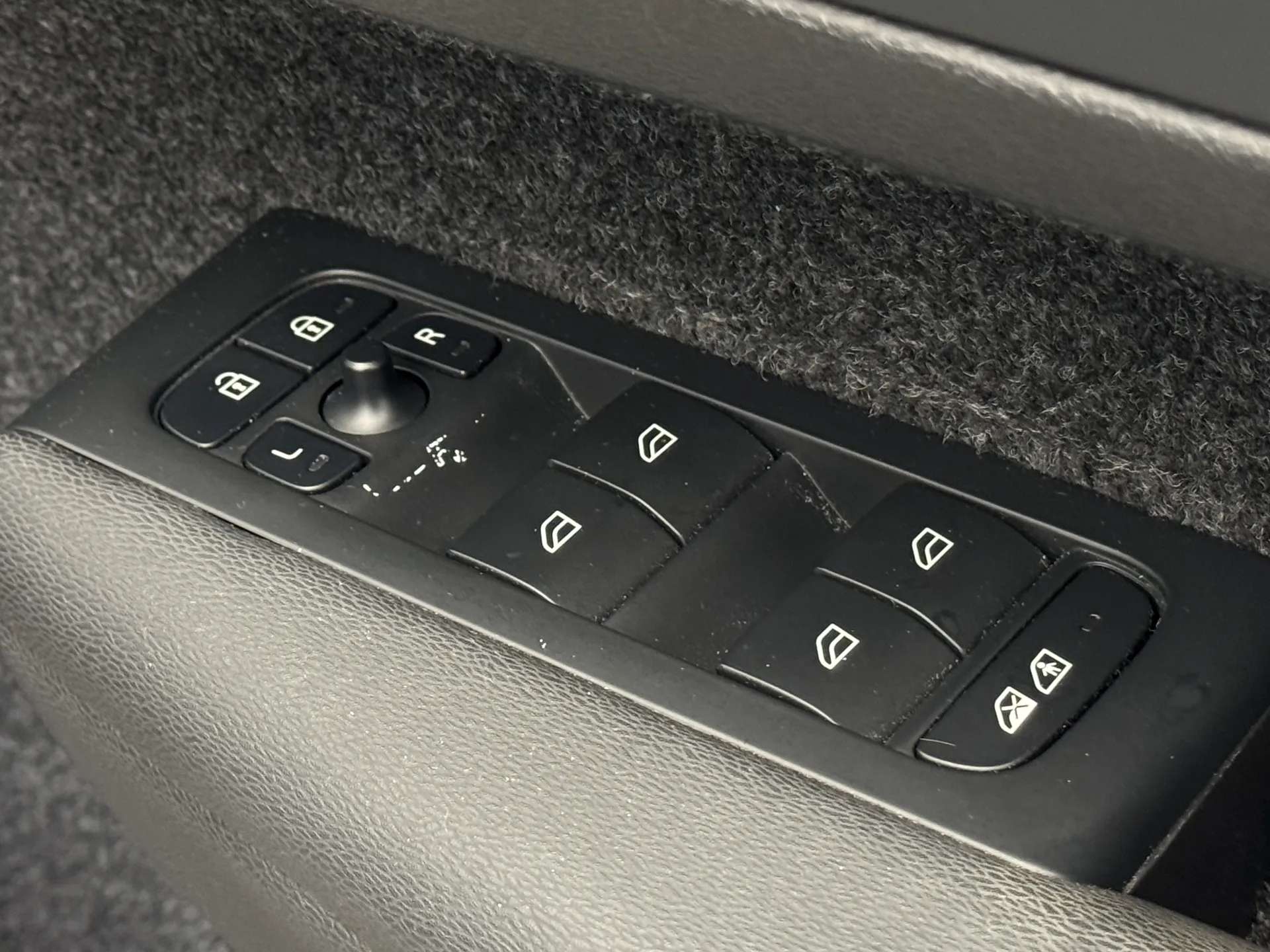 2023 VOLVO XC40 2023 VOLVO XC40