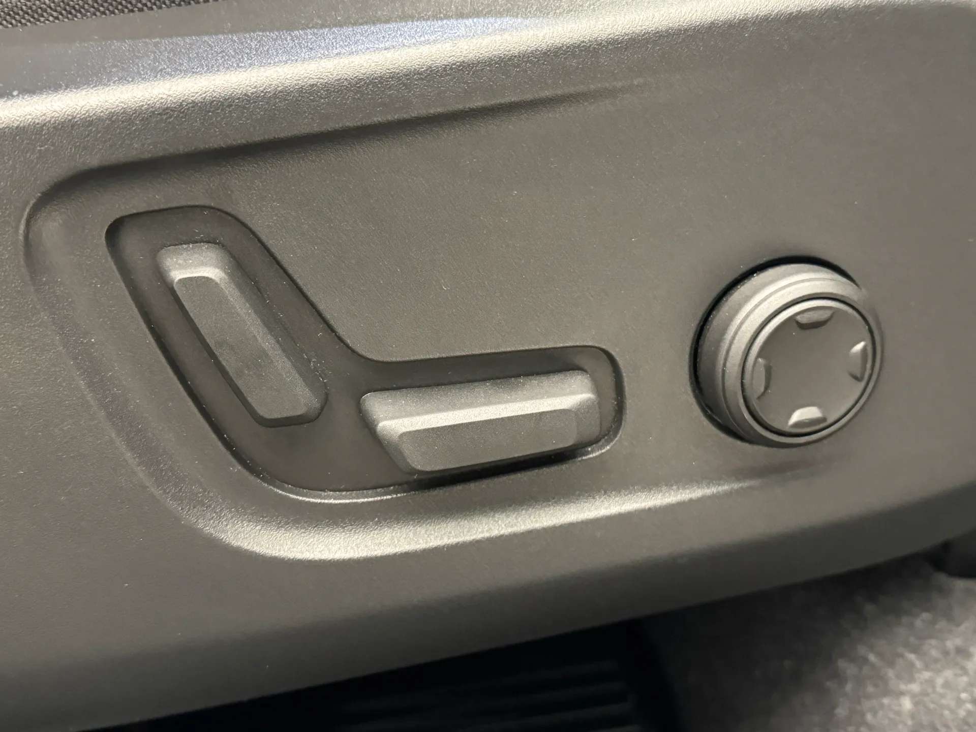 2023 VOLVO XC40 2023 VOLVO XC40