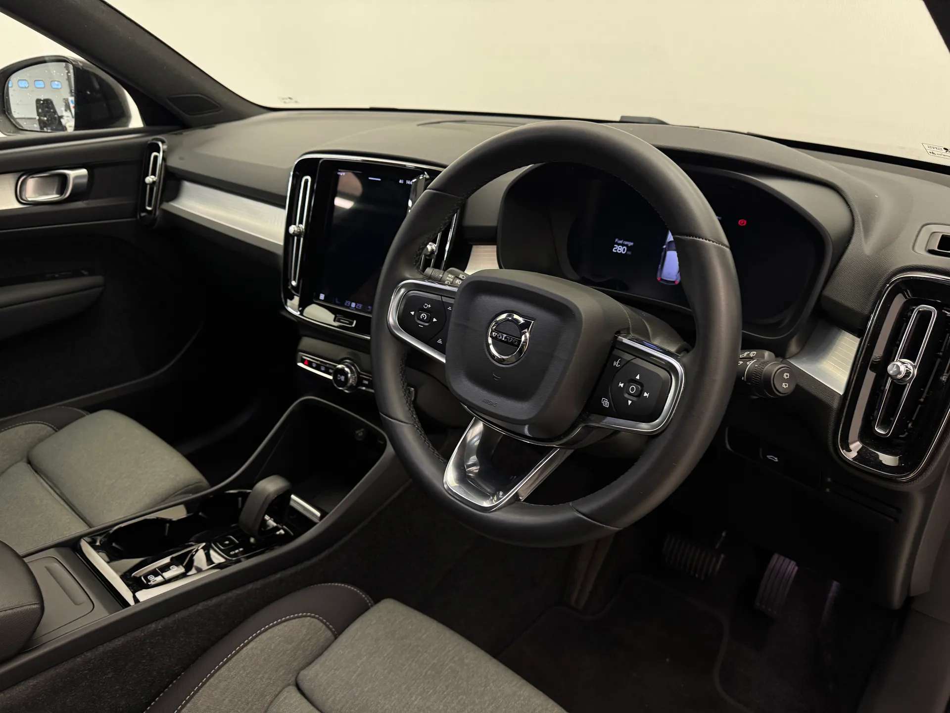 2023 VOLVO XC40 2023 VOLVO XC40