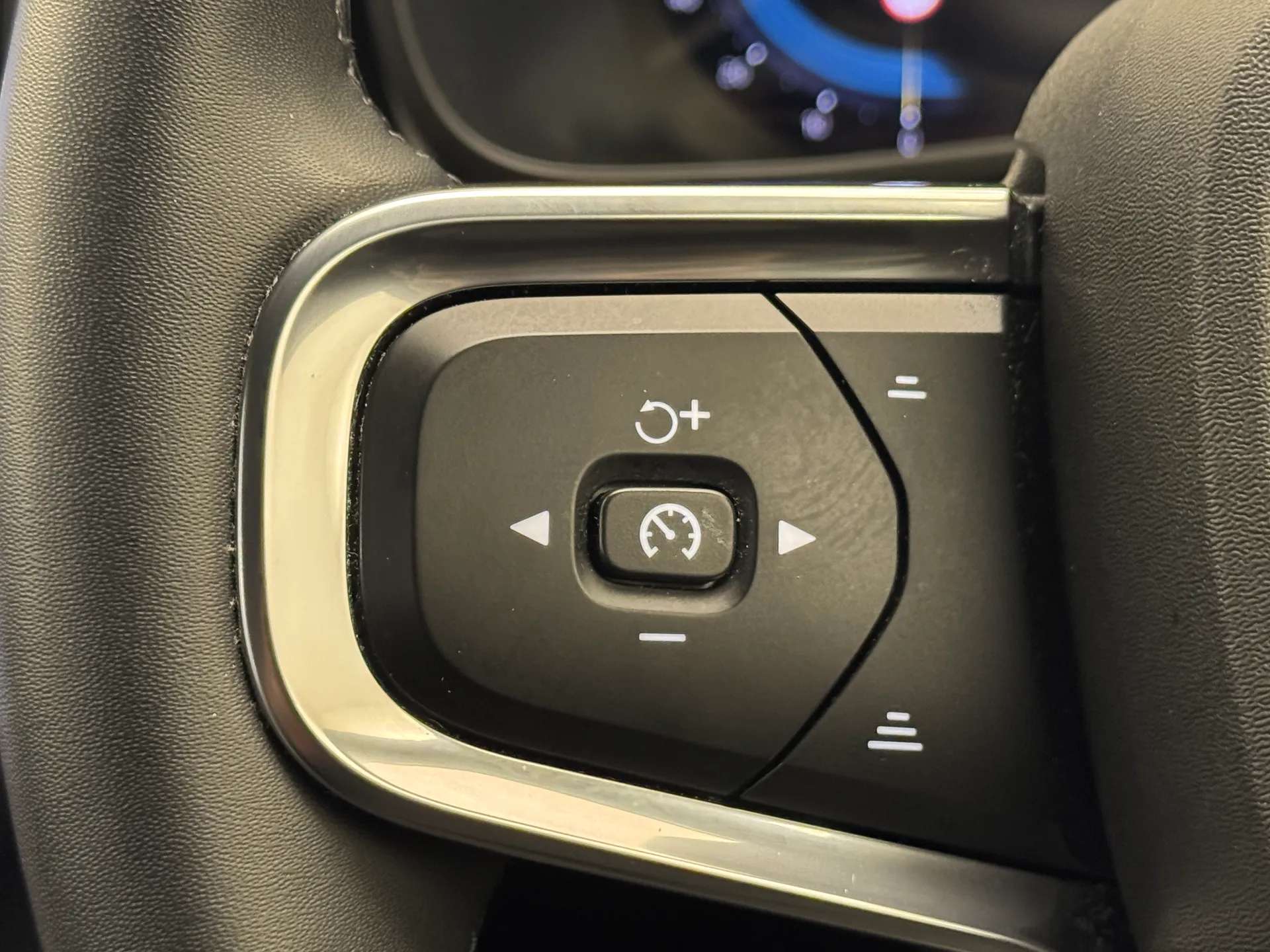 2023 VOLVO XC40 2023 VOLVO XC40